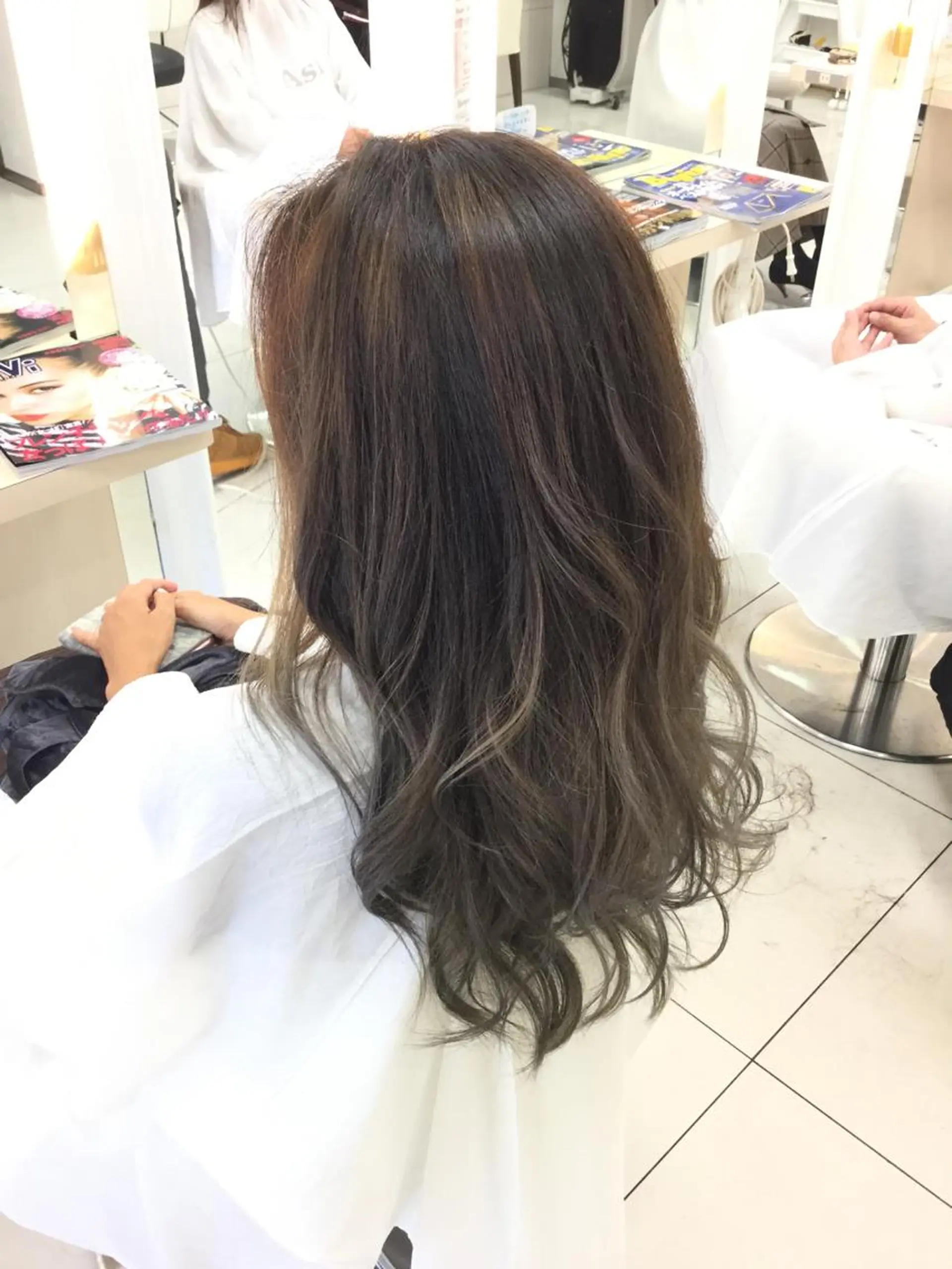 ロング カラー アッシュ ブリーチ ケアブリーチ グラデーションカラー グレージュ Ash 山田 勇太のヘアスタイル
