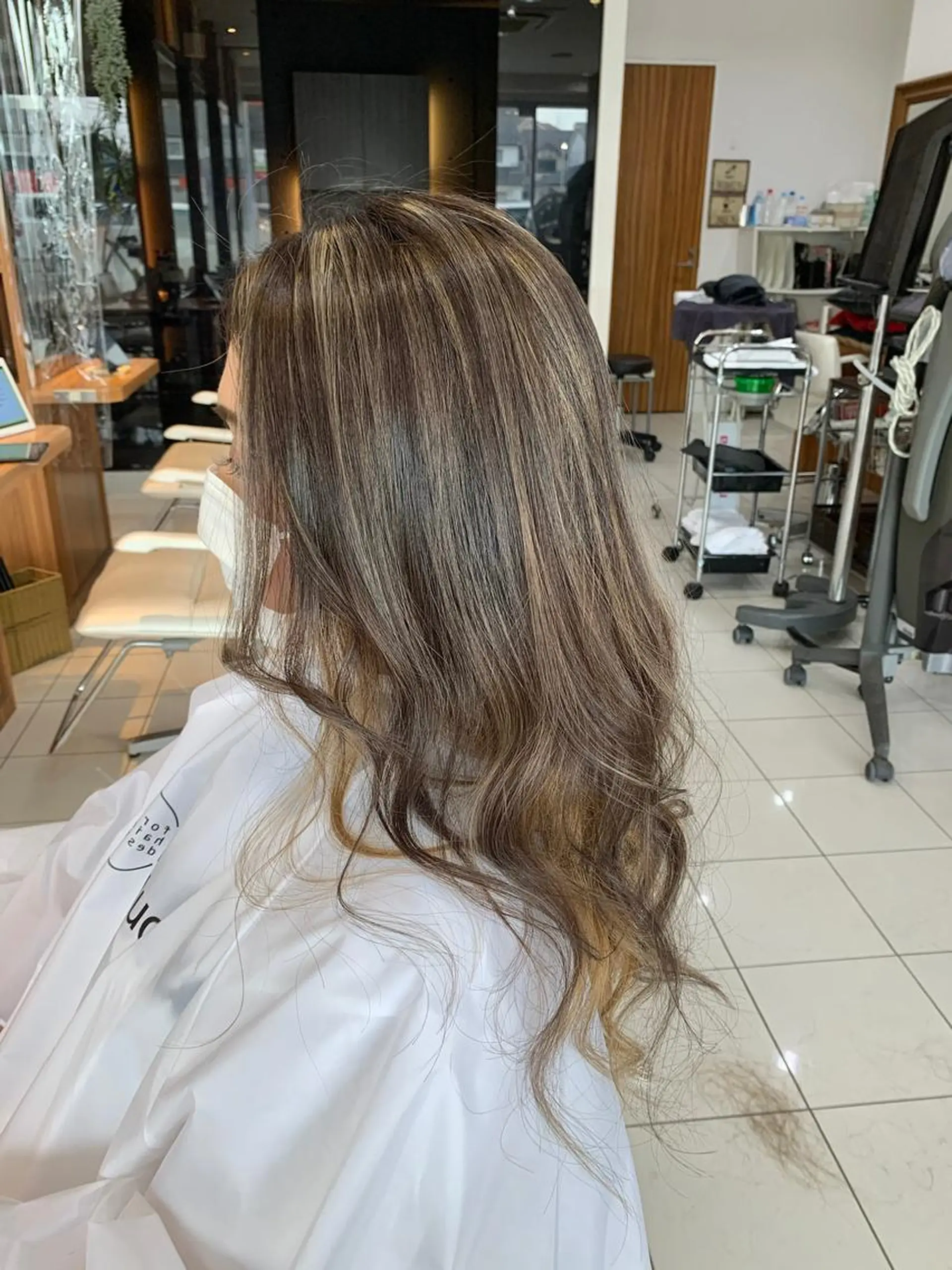 ロング カラー バレイヤージュ 透明感カラー レイヤーカット 白髪女性専門店竹内 涼乃のヘアスタイル