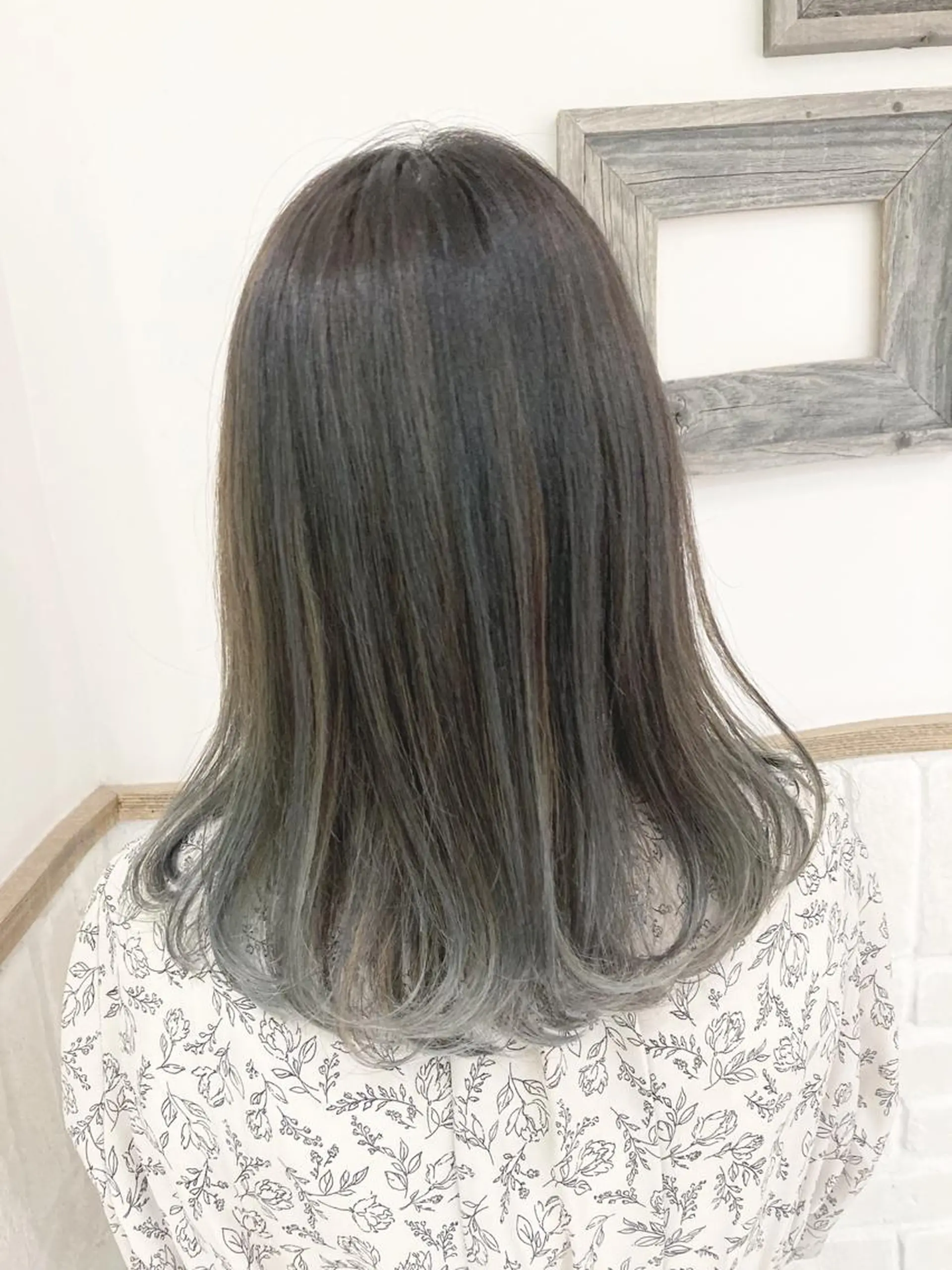 セミロング 卒業式のヘアスタイル ハイライト レイヤーカット 白髪ぼかしハイライト ヘアアレンジのヘアスタイル