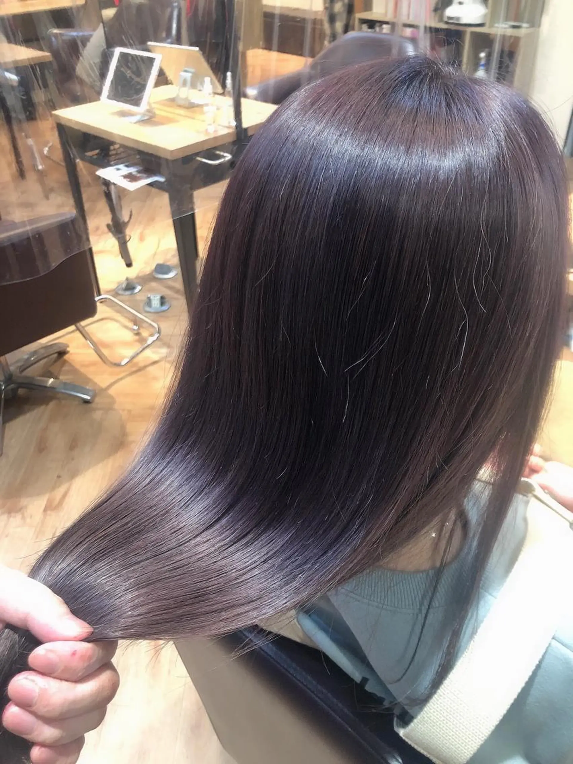 セミロング カラー カット ヘアカラー トリートメント 韓国🇰🇷レイヤー 映える顔周り🩷のヘアスタイル