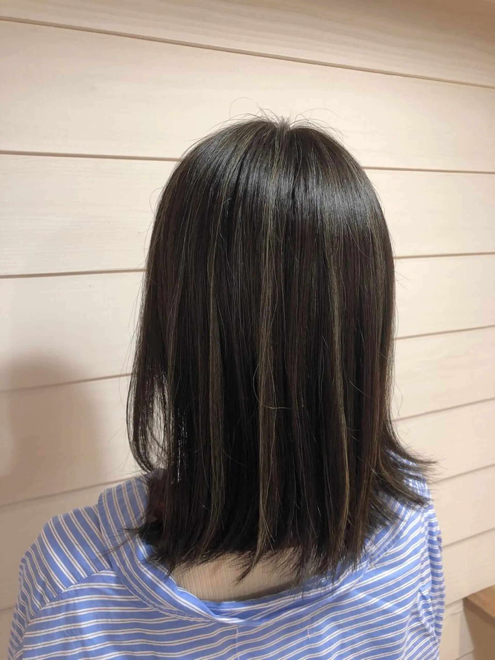 ミディアム カラー アッシュ ベージュカラー 透明感カラー ハイライトカラー ハイライト Annie 吉田 裕美のヘアスタイル