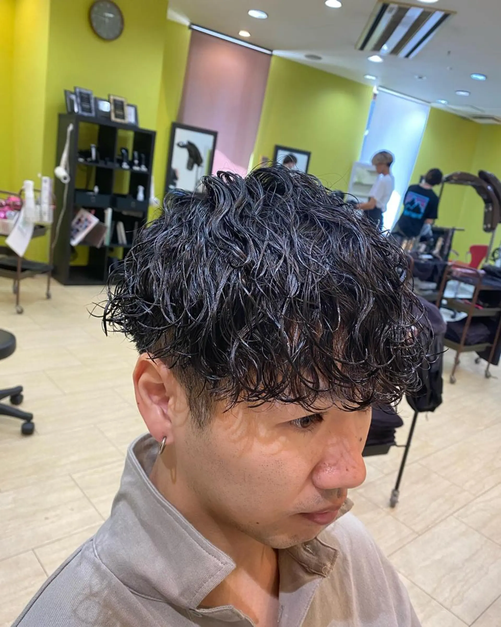 パーマ メンズ 三ノ宮フェザーパーマ 蕃本 啓利のヘアスタイル