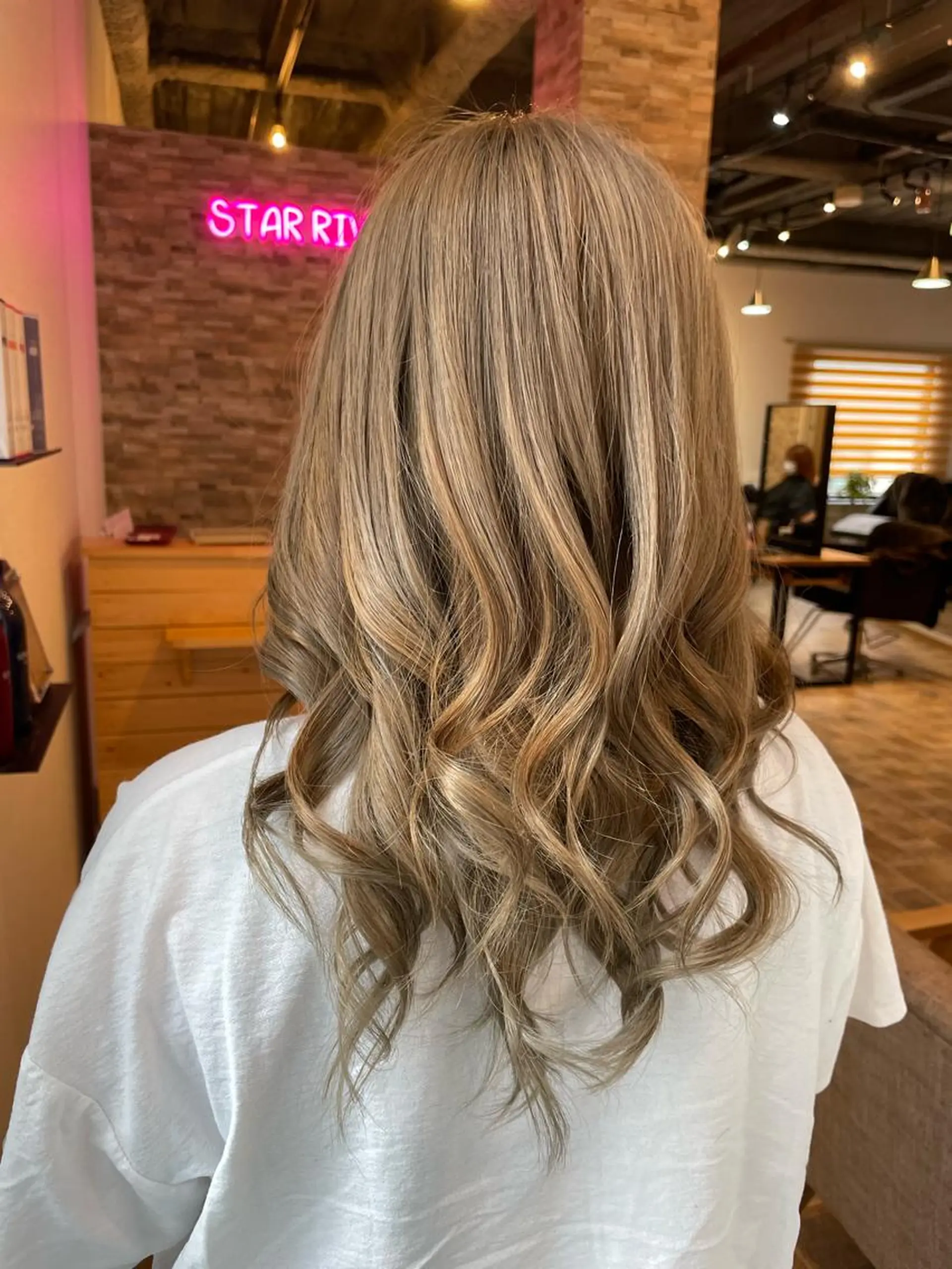 セミロング SALOWIN心斎橋Suite店所属・ブリーチ毛にもできる 縮毛矯正|鷹司郎のヘアスタイル