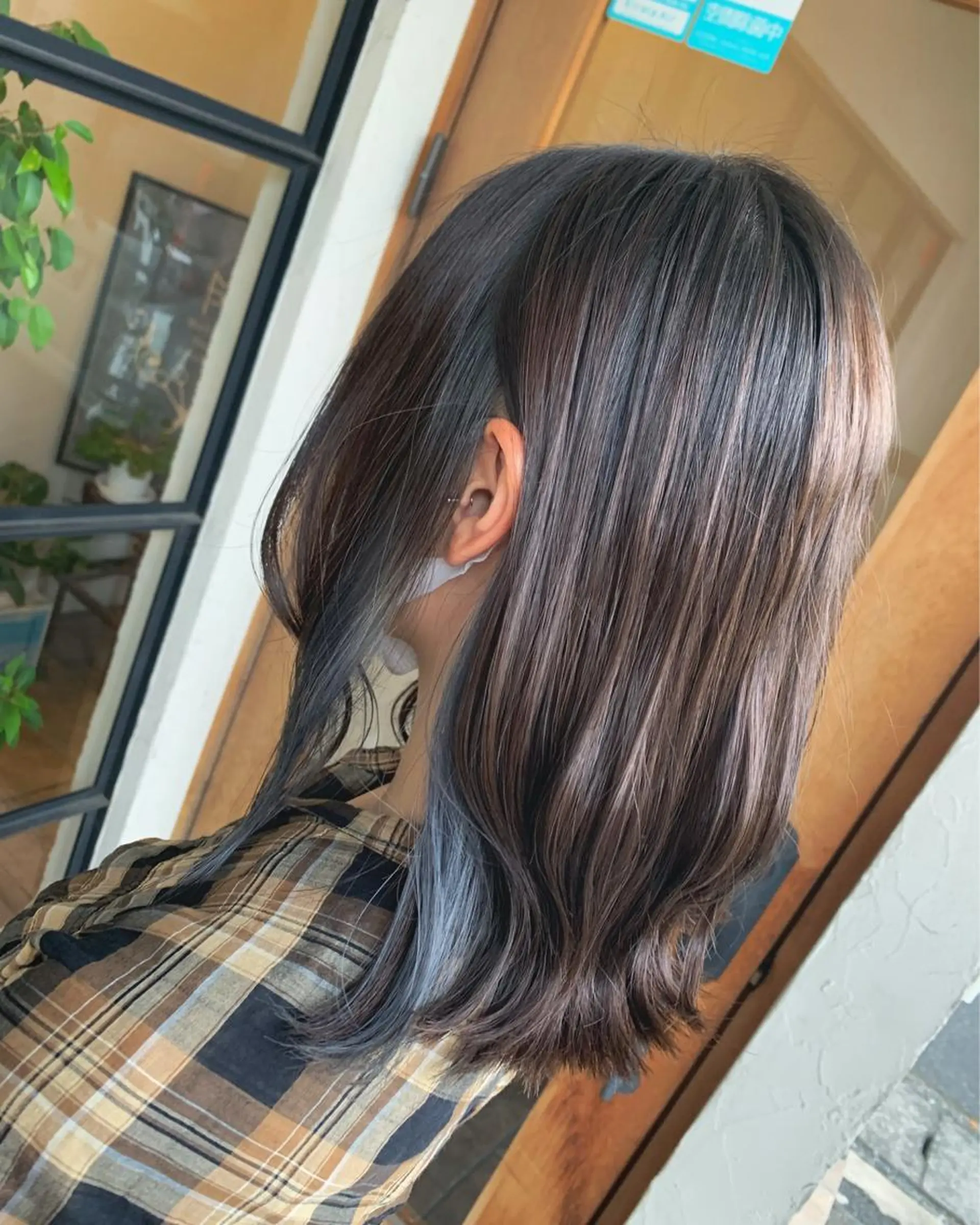 セミロング カラー ブリーチ ブルーカラー インナーカラー Morpho Hair Product所属・井上 花音のヘアスタイル