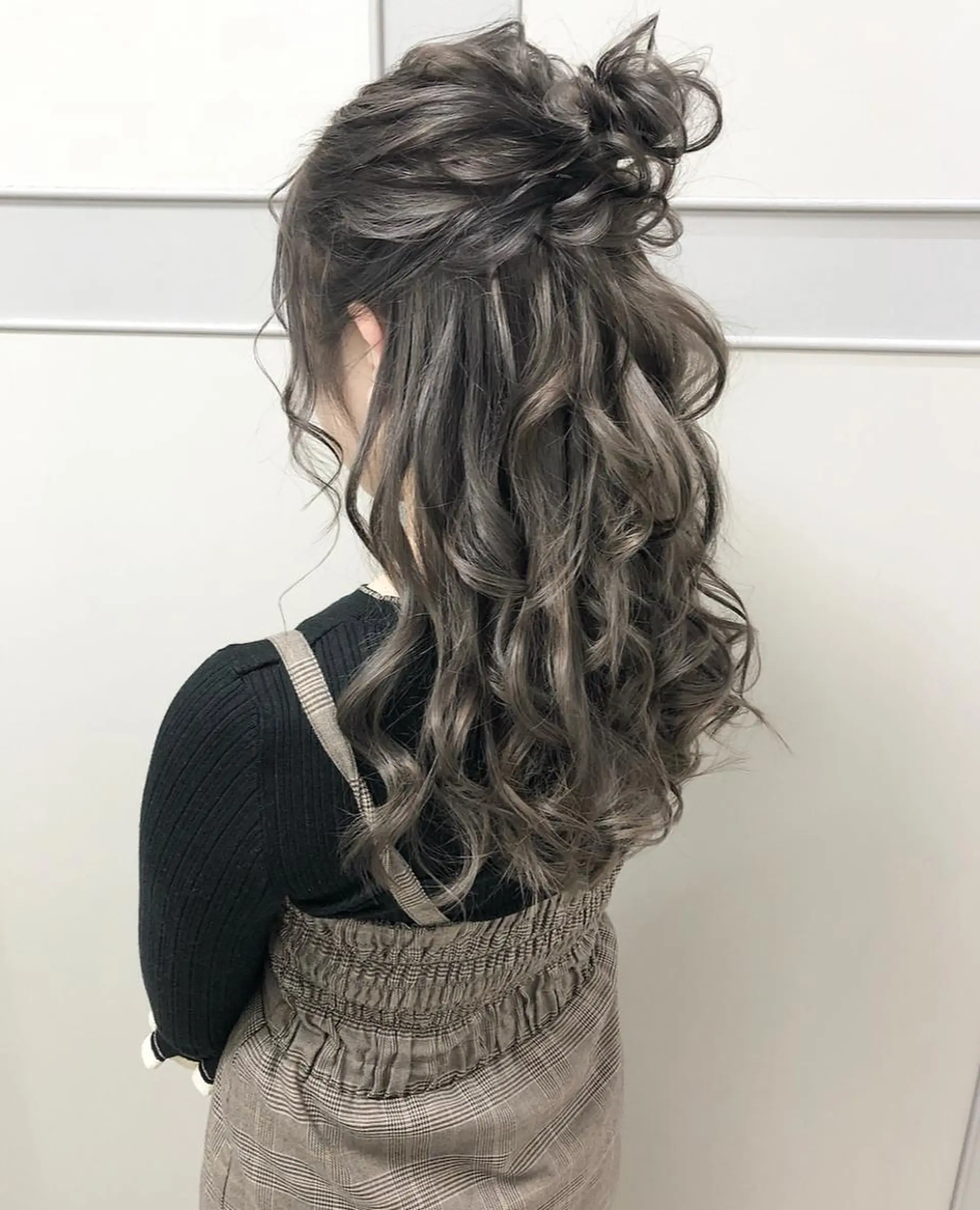 セミロング カラー ヘアアレンジ ブリーチ グレージュ ラベンダーカラー ラベンダーグレージュ ラベンダーグレー autre所属・大久保 ひでなりのヘアスタイル