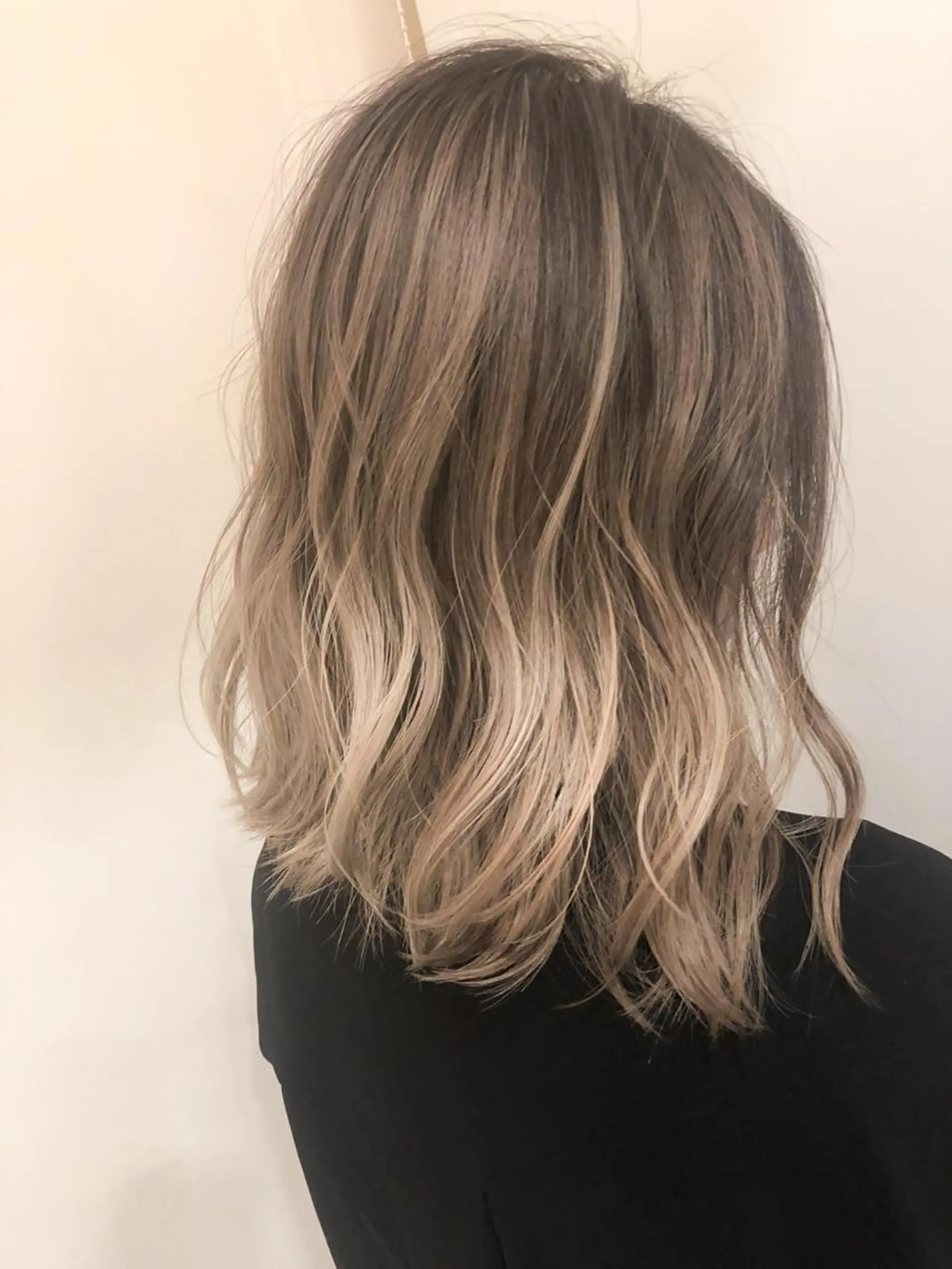 ミディアム カラー バレイヤージュ ブリーチ グラデーションカラー レイヤーカット WONK. ウォンク 心斎橋のヘアスタイル