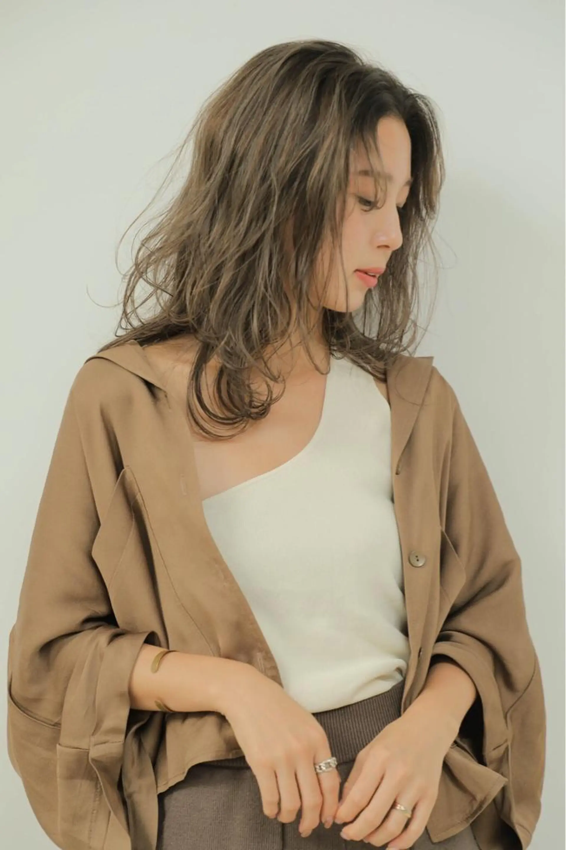 セミロング アッシュ ボブ くせ毛 斜めバング ハイライト REVE所属・馬場  麻応のヘアスタイル