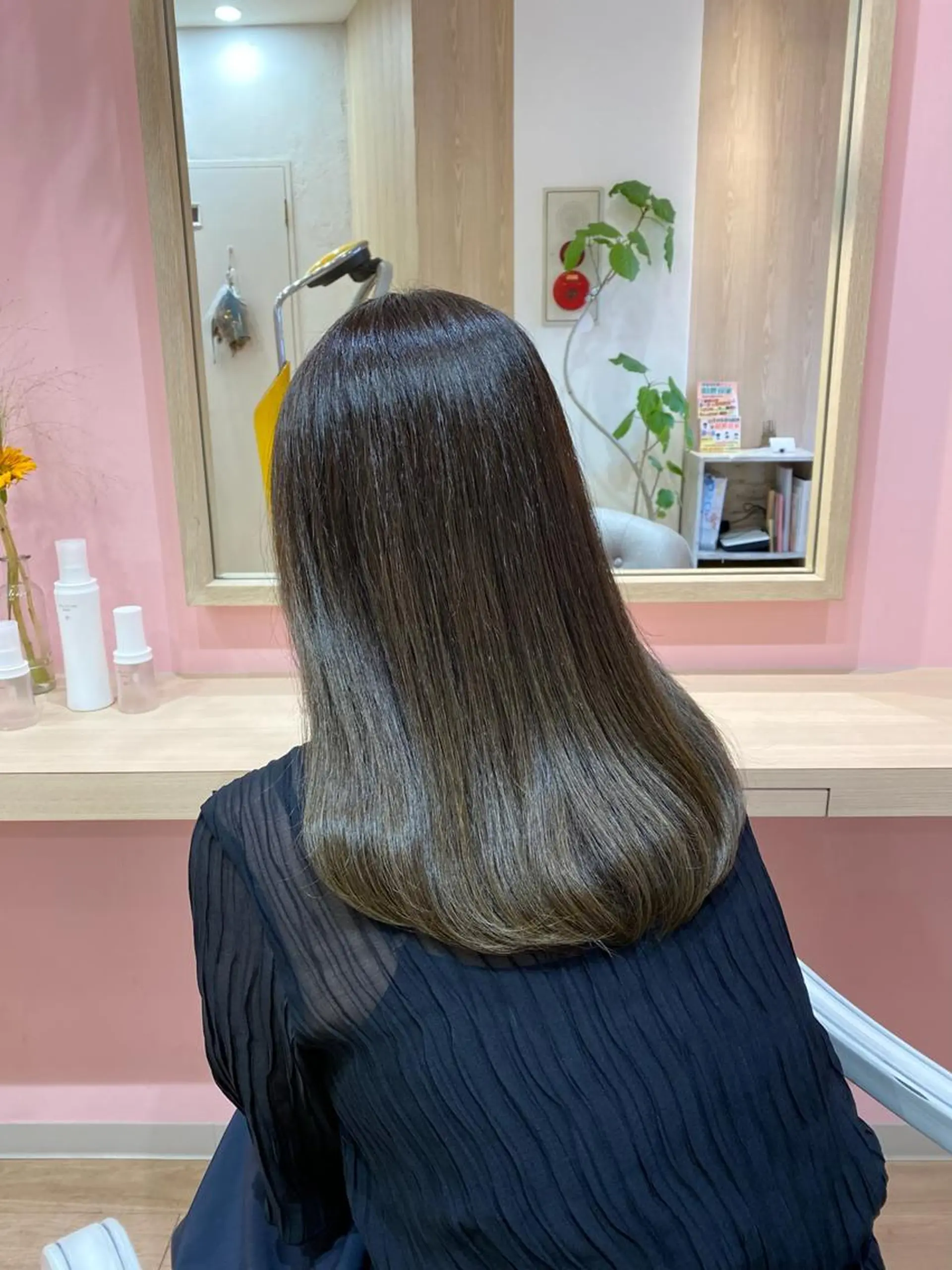 ミディアム カット 縮毛矯正 トリートメント 透明感カラー⭐︎ コナツのヘアスタイル