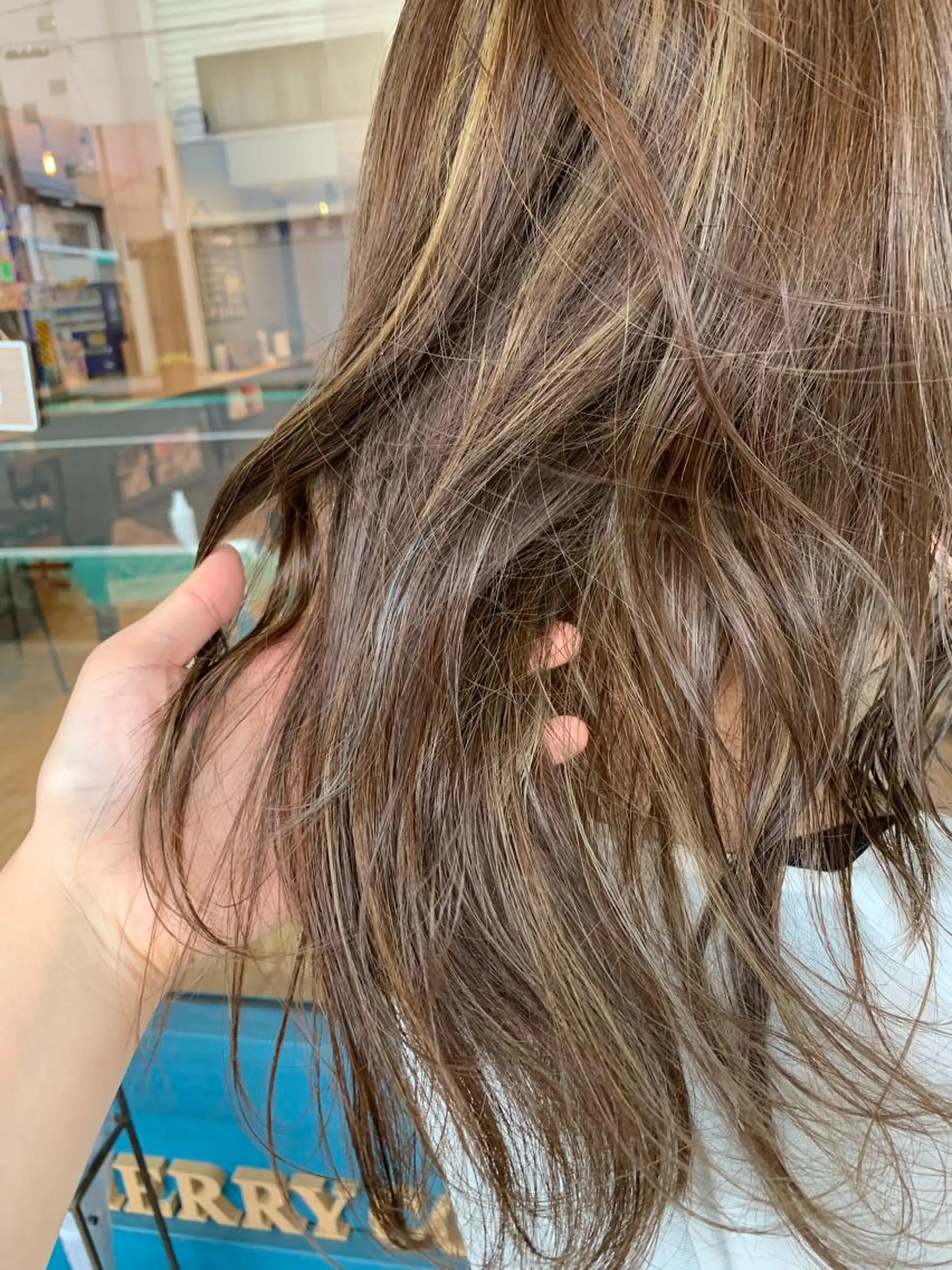 ロング カラー パーマ ヘアアレンジ ハイライトカラー ハイライト 佐藤 実咲のヘアスタイル