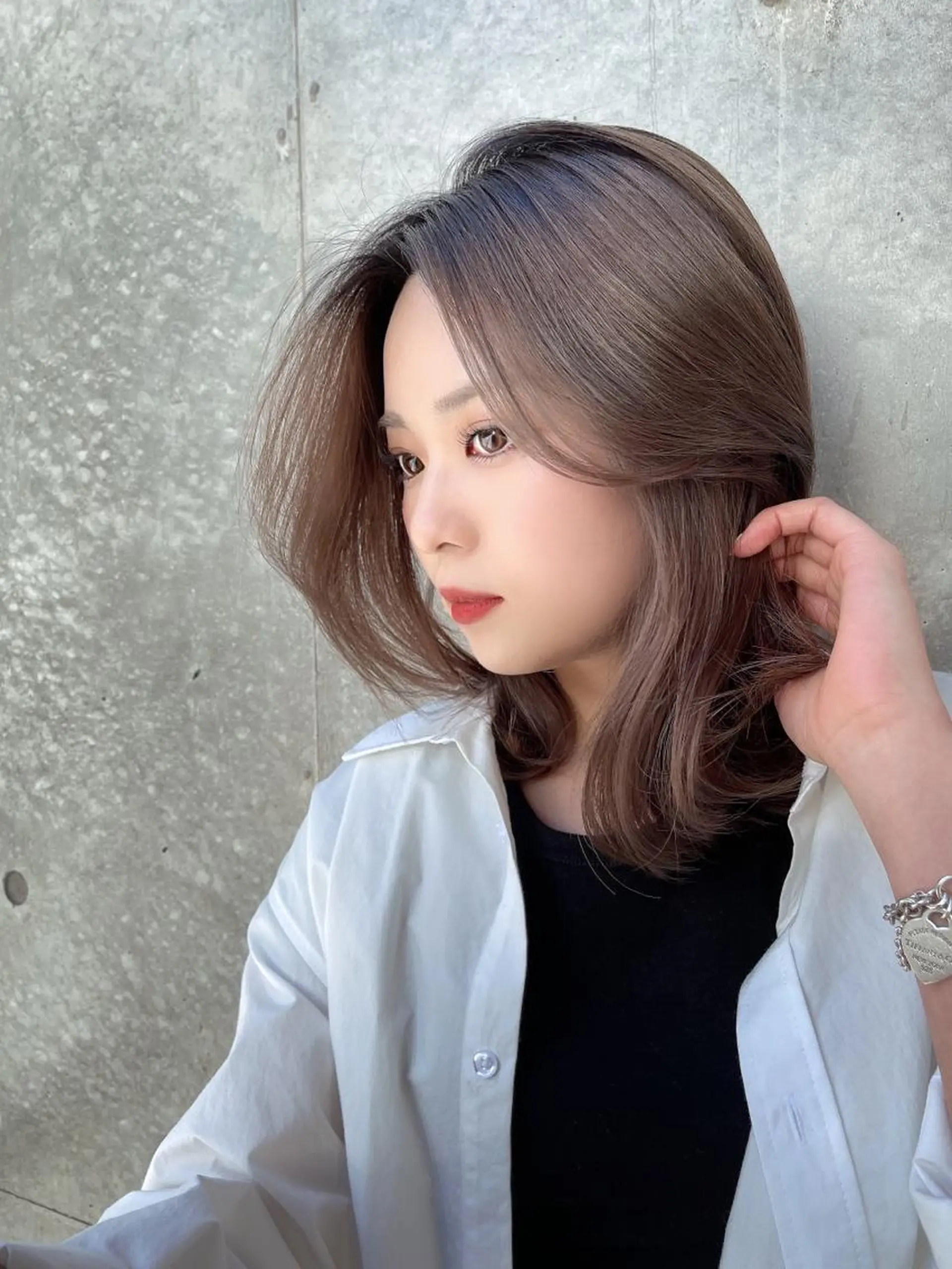 ミディアム くびれヘア 顔まわりレイヤー かきあげバング ヨシンモリ 韓国風ヘア カット ヘアカラー 縮毛矯正 トリートメント ボブパーマ ウルフパーマのヘアスタイル