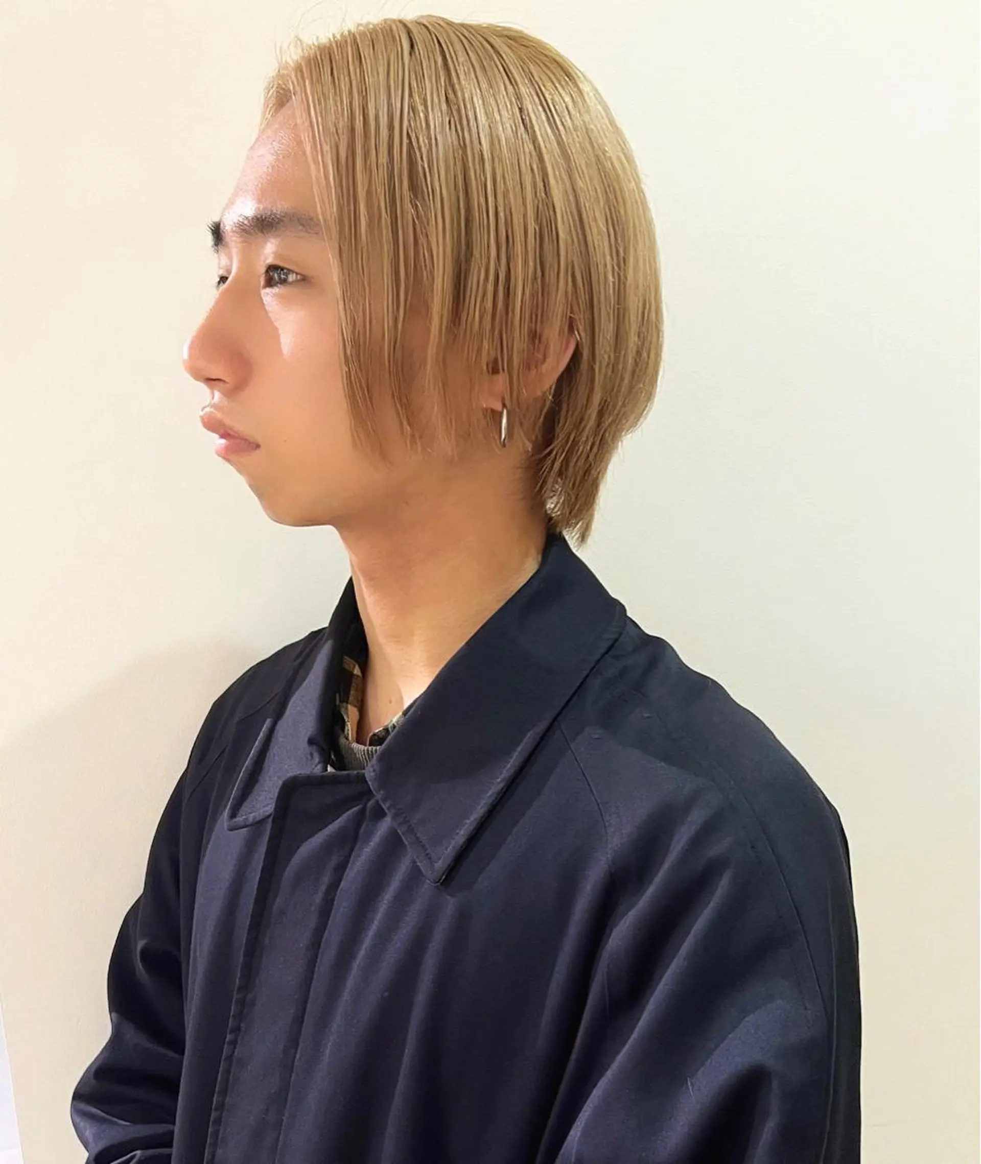 ミディアム カラー メンズ メンズハイトーン ベージュカラー ハイトーンカラー ミルクティーベージュ 似合わせカット ヘアカラー トリートメント RAIMA ハイトーン/ベージュのヘアスタイル