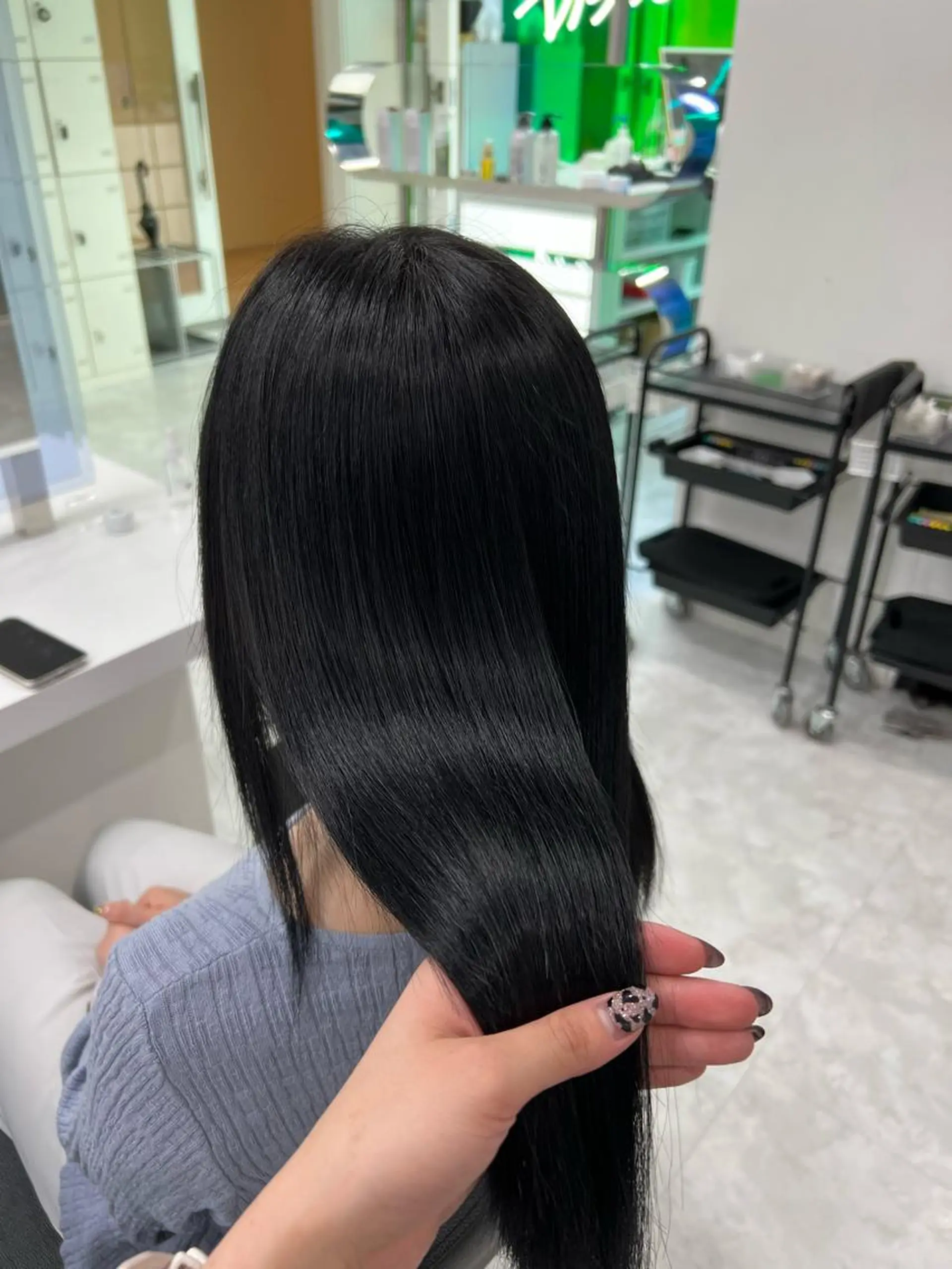 セミロング カラー 黒髪 ブルーカラー ブルーブラック 髪質改善 トリートメント ハイトーン/ケア ブリーチ/sEnAのヘアスタイル