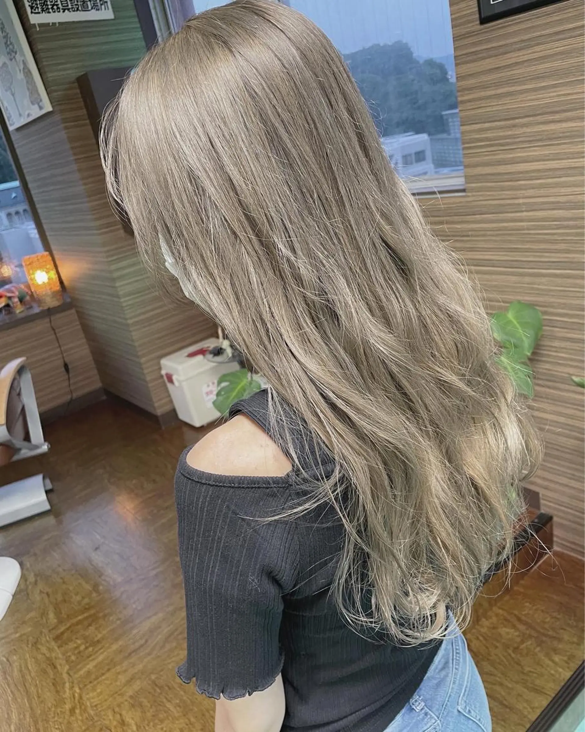 ロング カラー ベージュカラー シルバー シルバーベージュ ヘアカラー 土居 正季のヘアスタイル