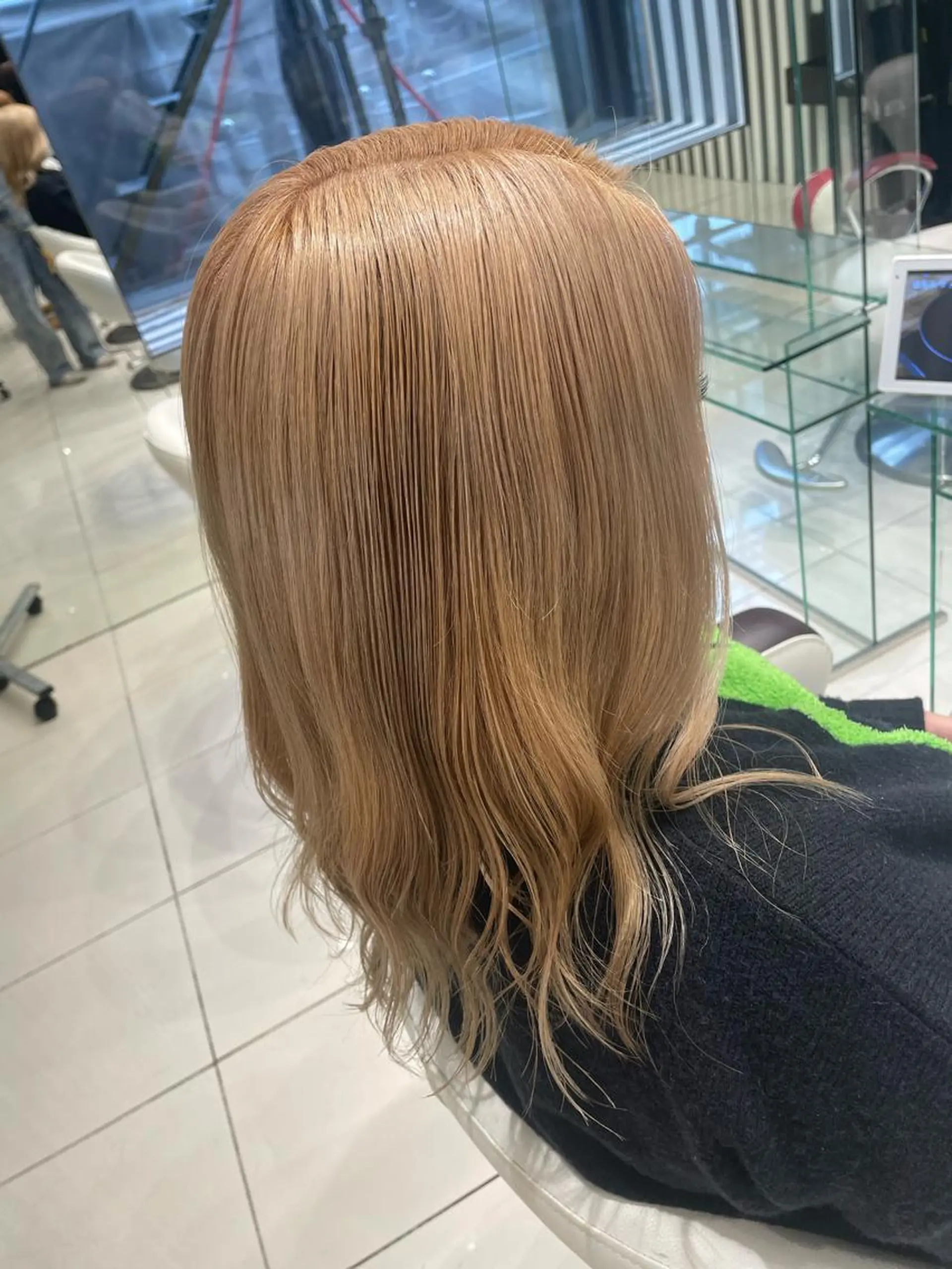 ロング カラー バレイヤージュ ブリーチ レイヤーカット 鈴木 芽依のヘアスタイル