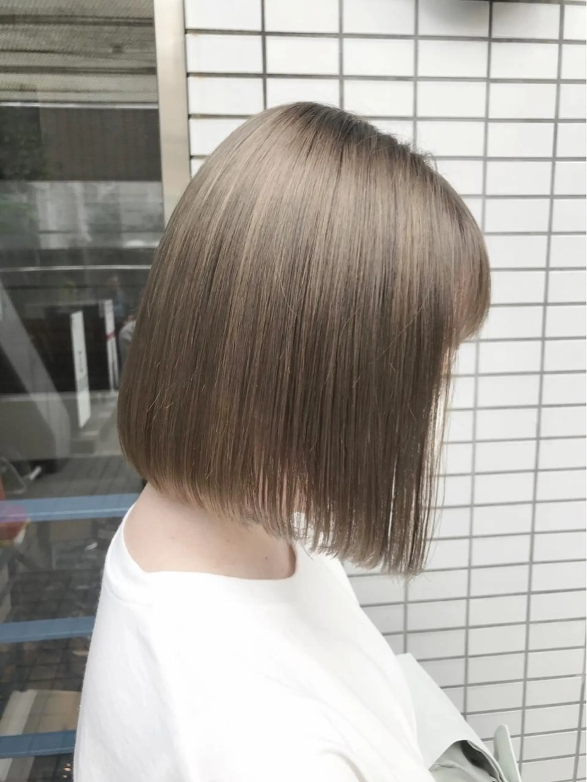 ミディアム カラー 切りっぱなしボブ ベージュカラー ブリーチ グレージュ ハイトーンカラー カット ヘアカラー トリートメント BEBE所属・ブリーチなし 透明感カラーKANAのヘアスタイル