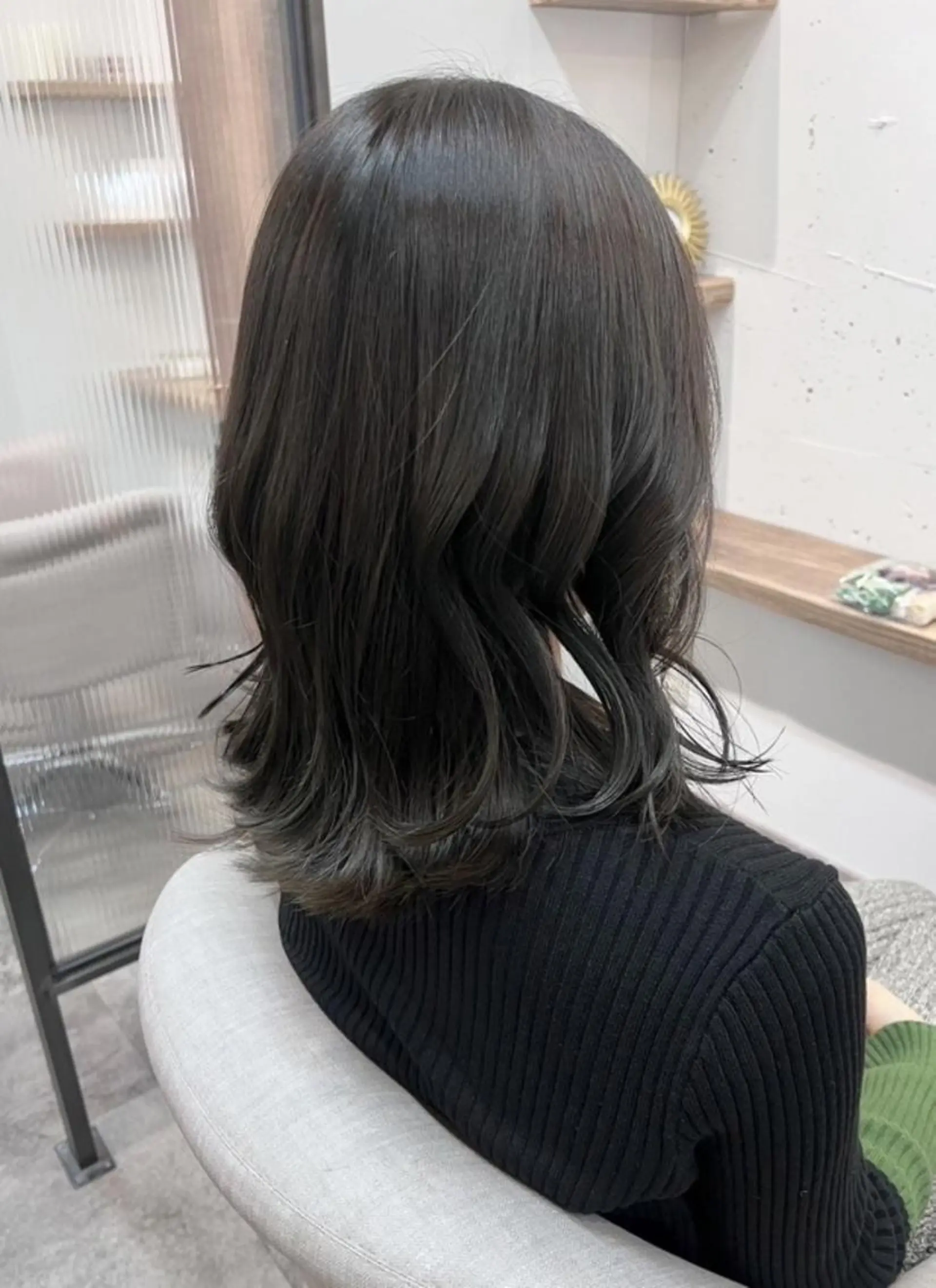 ミディアム カラー ベージュカラー オリーブベージュ 外ハネヘア Hitomi ヒトミの眉毛・アイブロウイメージ