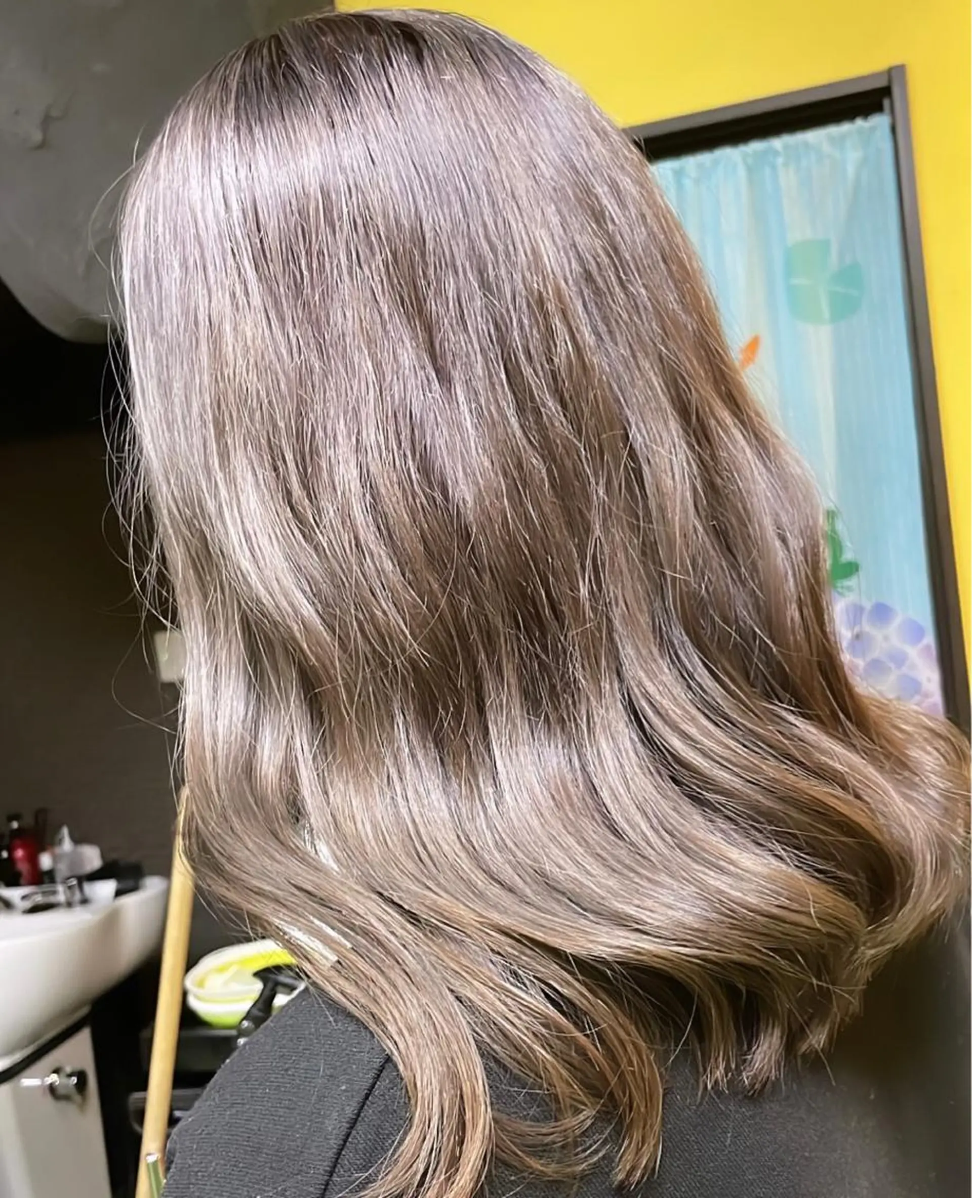 ロング カラー ベージュカラー ブリーチ グレージュ オレンジ トリートメント デザインカラー🏝️ 須賀汐音のヘアスタイル