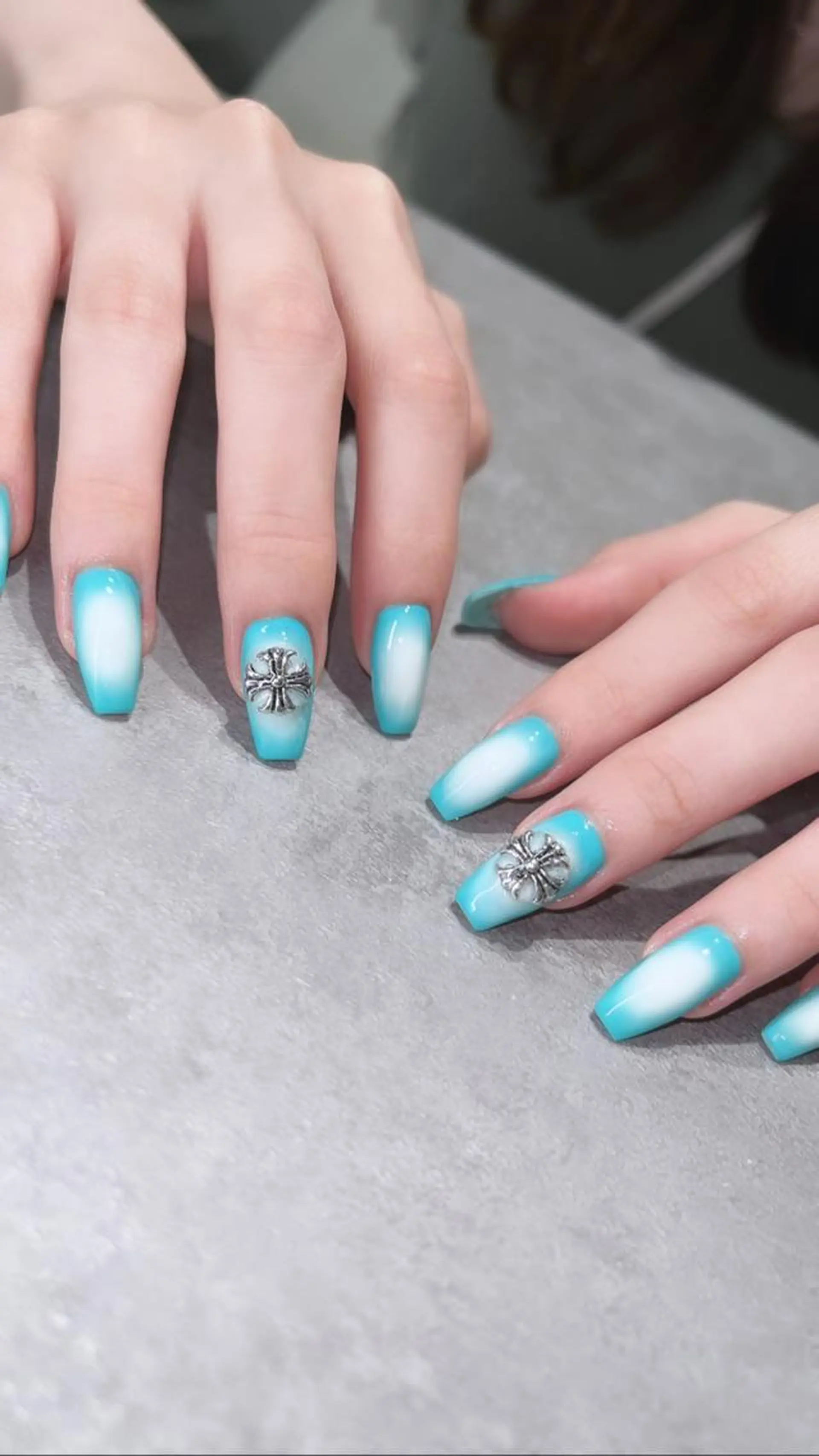 ネイル フットネイル フレンチネイル ジェルネイル ラメ(グリッター) ラメグラデーション ハンドネイル NEO Beauty Salon所属・𝐍𝐄𝐎 𝐉𝐔𝐑𝐈のネイルデザイン