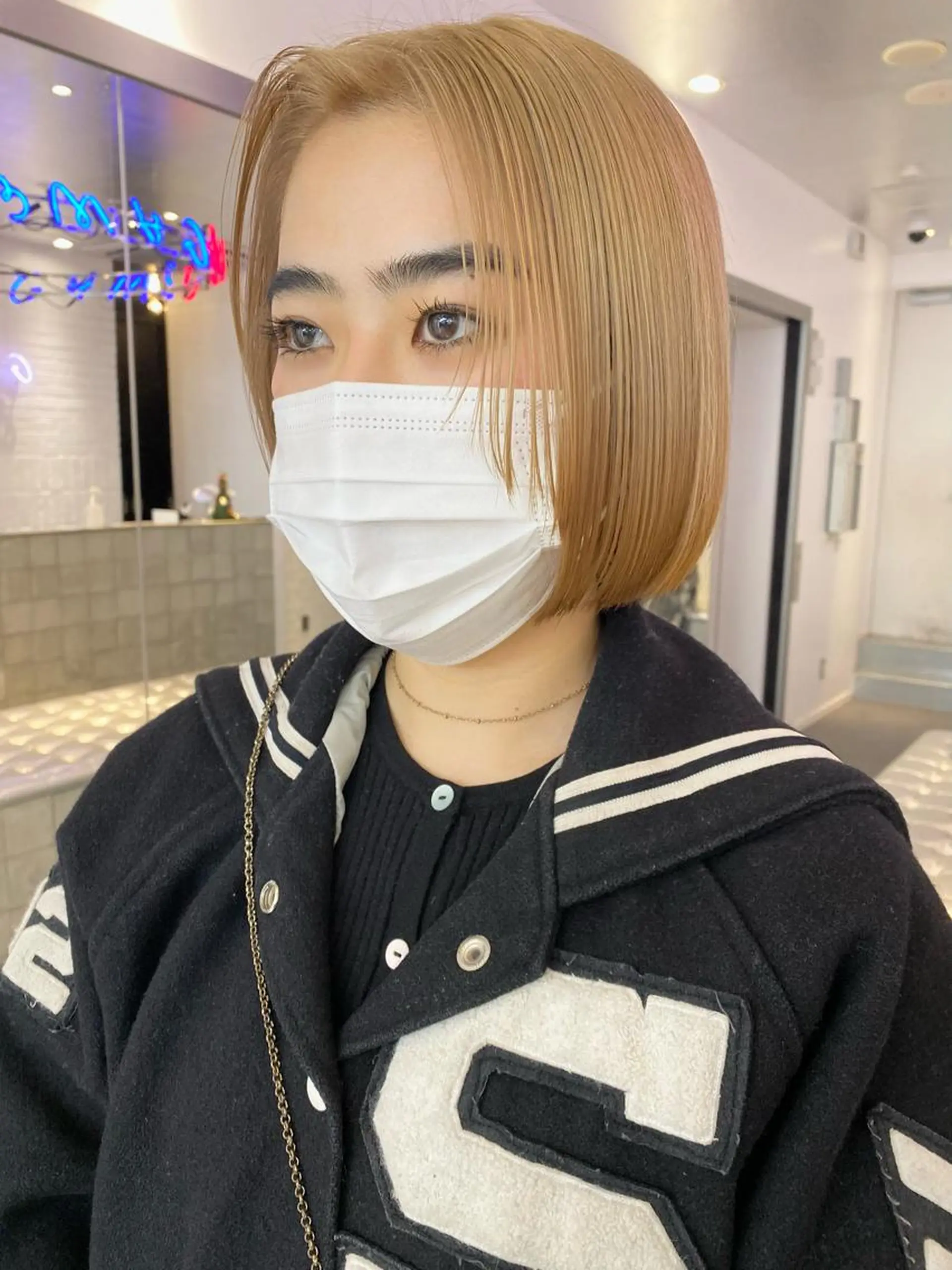 セミロング カラー ネイル ベージュカラー ブロンド ミルクティーベージュ カット ヘアカラー 🎨ハイトーン/ 切りっぱなし みつきのヘアスタイル