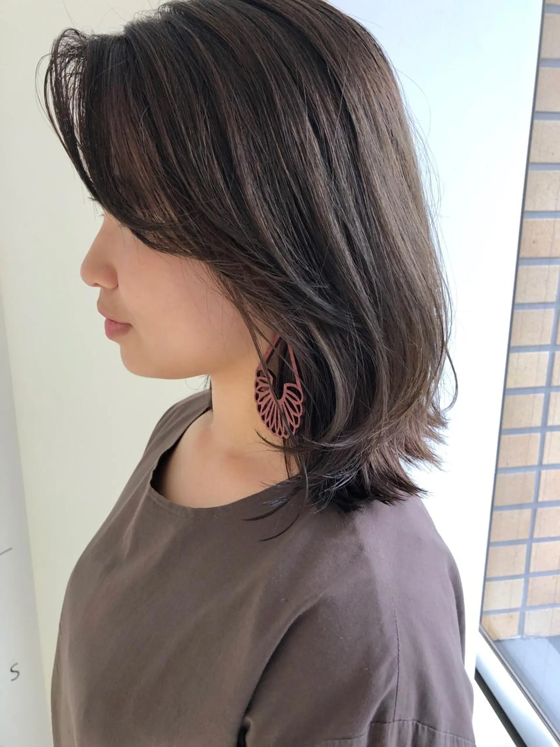 ミディアム カット ヘアカラー 横山 莉奈のヘアスタイル