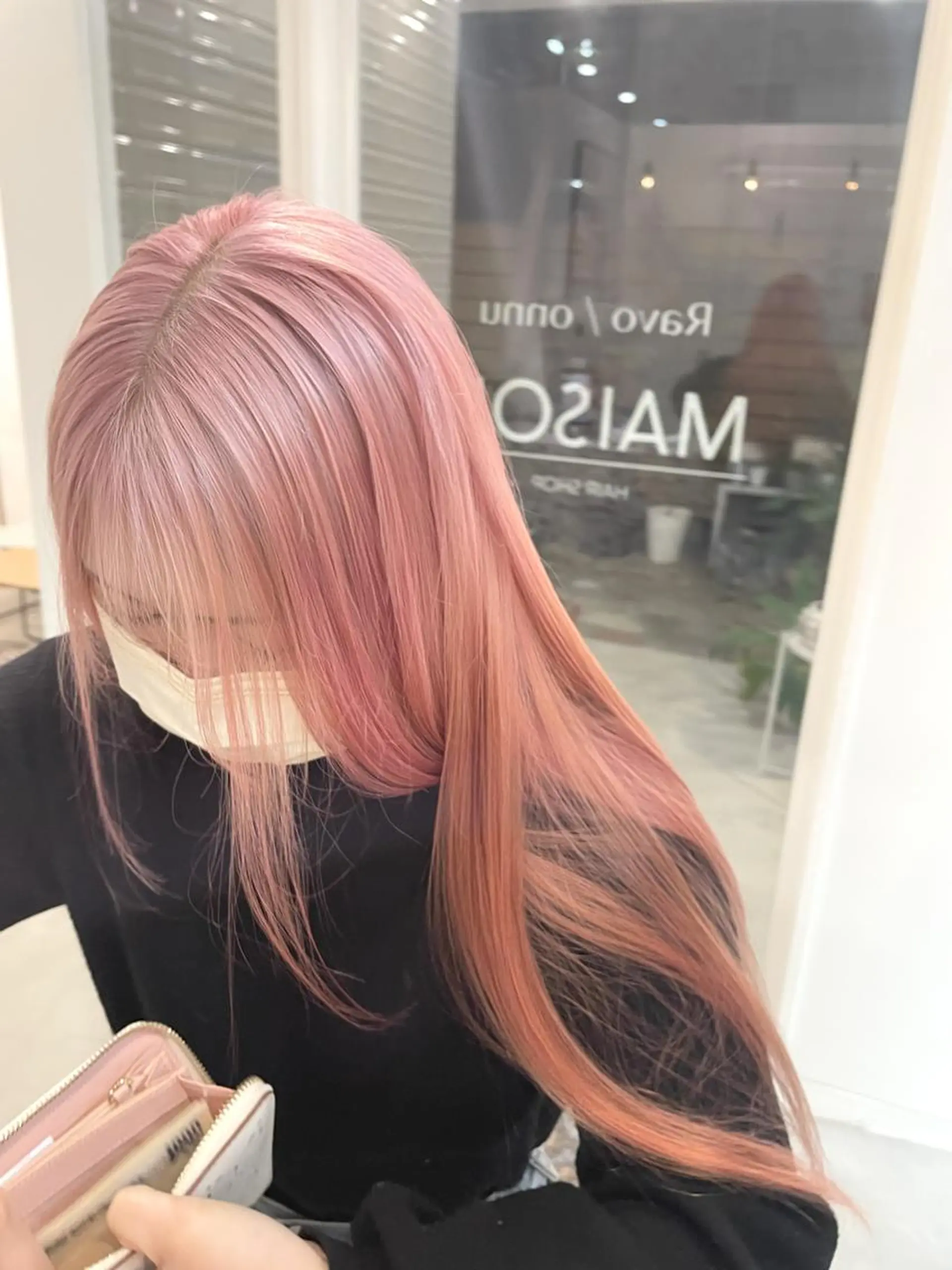 ロング カラー ブリーチ ケアブリーチ ピンクカラー ホワイトピンク ブリーチカラーが人気 onnuのヘアスタイル
