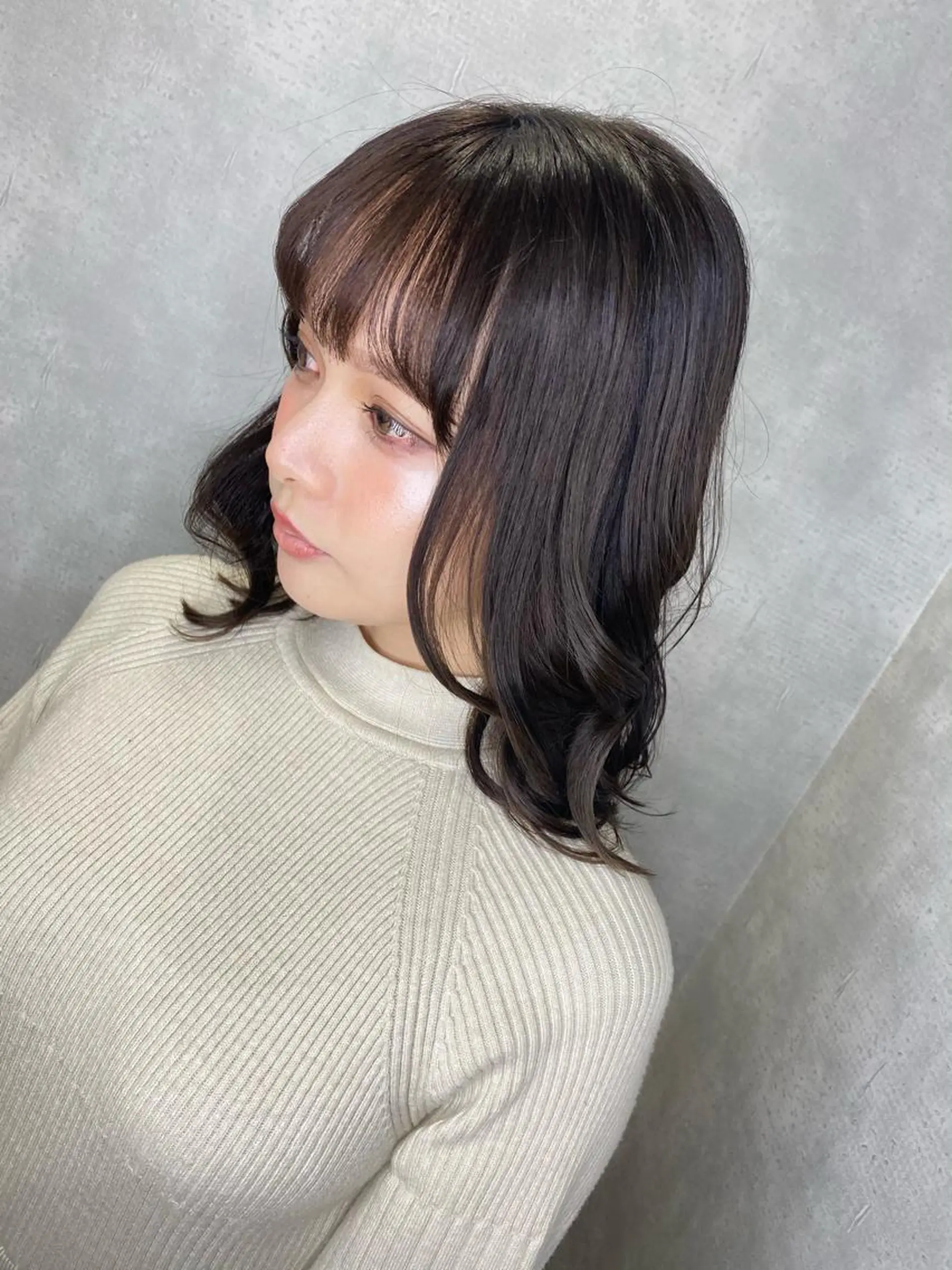 ミディアム アッシュ カット ヘアカラー トリートメント ヘアセット 美髪/髪質改善 顔周り/透明感カラーのヘアスタイル