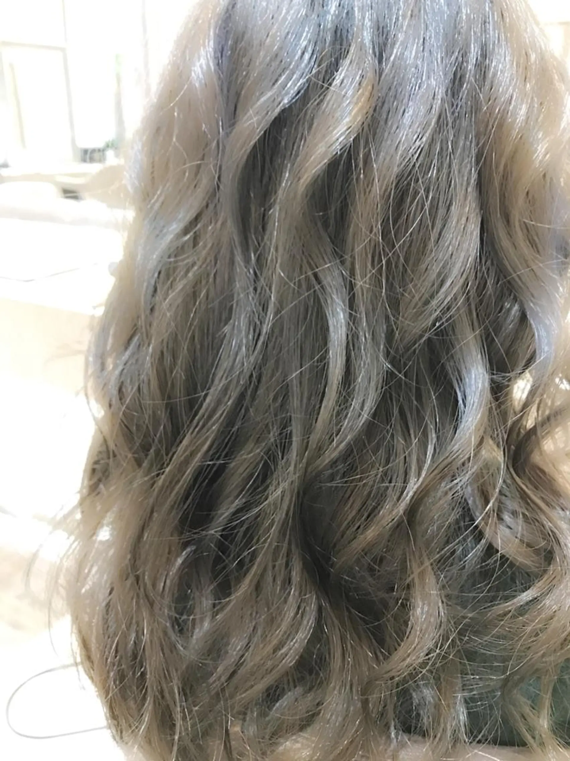 ロング カラー 嶋村夏実🌼レイヤー 🌸白髪ぼかしのヘアスタイル