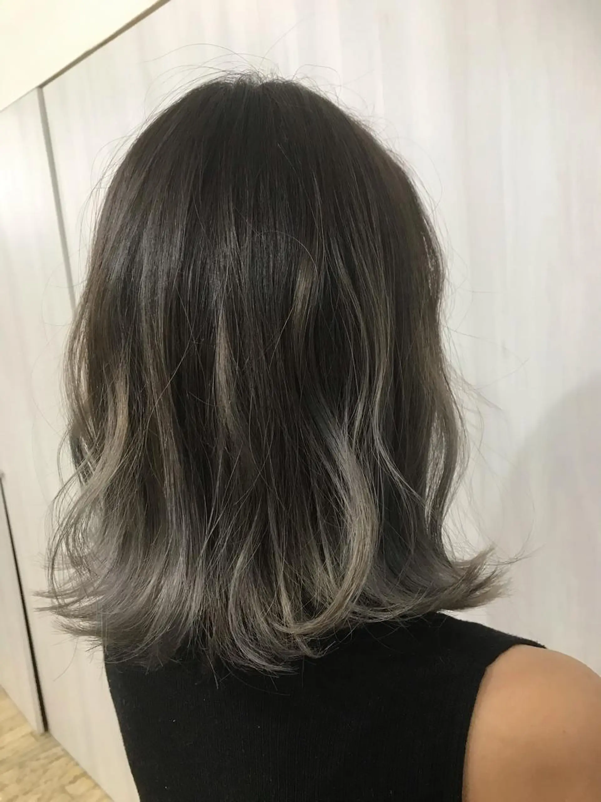 ミディアム カラー ヘアアレンジ 切りっぱなしボブ グラデーションカラー グレージュ ボブ replica上大岡所属・松井 敬太郎のヘアスタイル