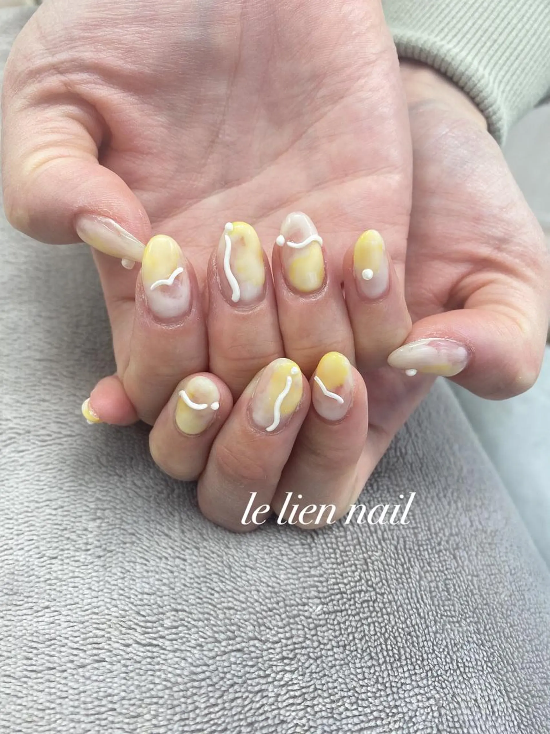ネイル ニュアンスネイル 黄色 ハンドネイル le lien nailのネイルデザイン