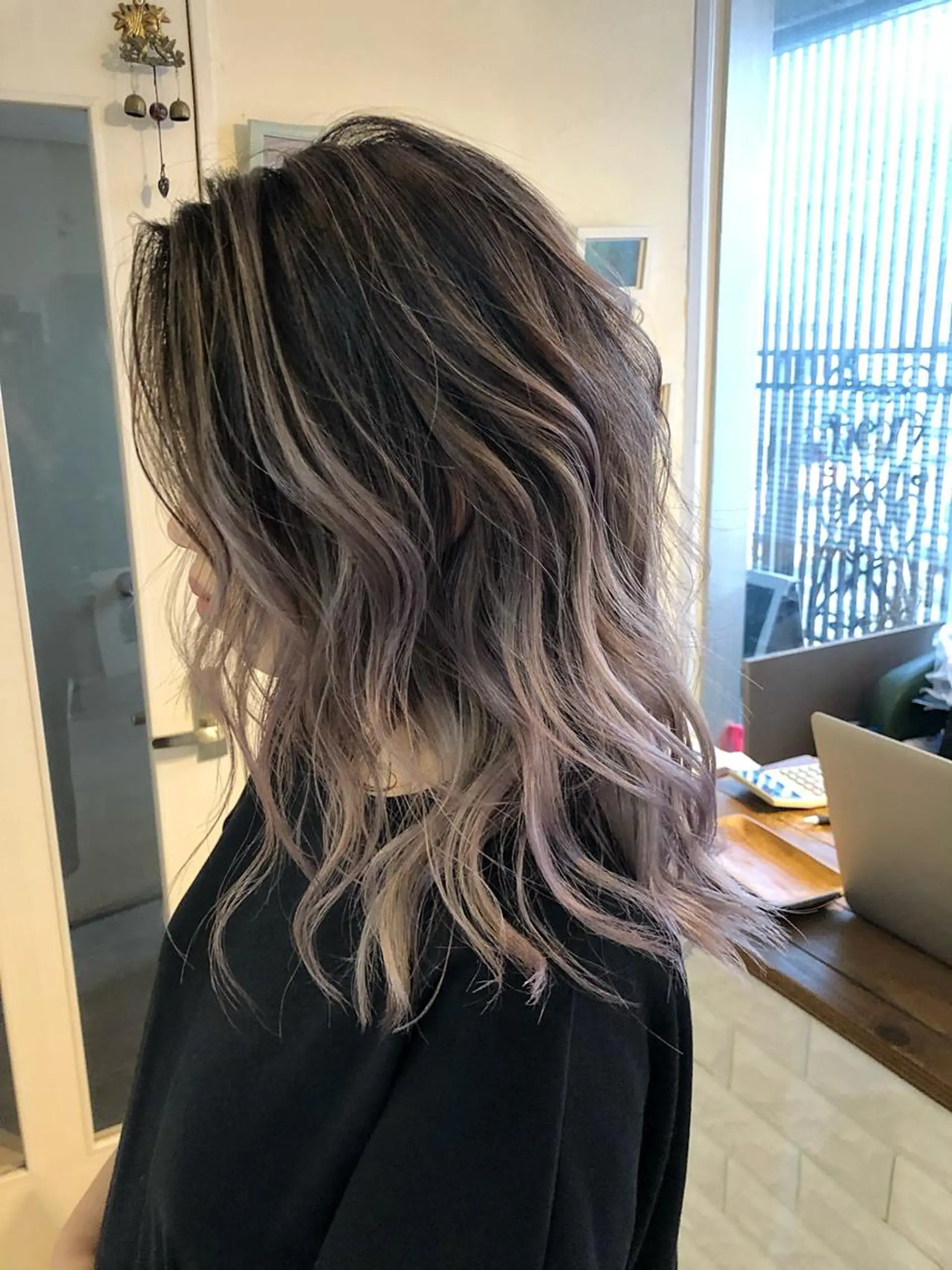 セミロング 韓国レイヤー外国人風 透明感カラー髪質改善のヘアスタイル