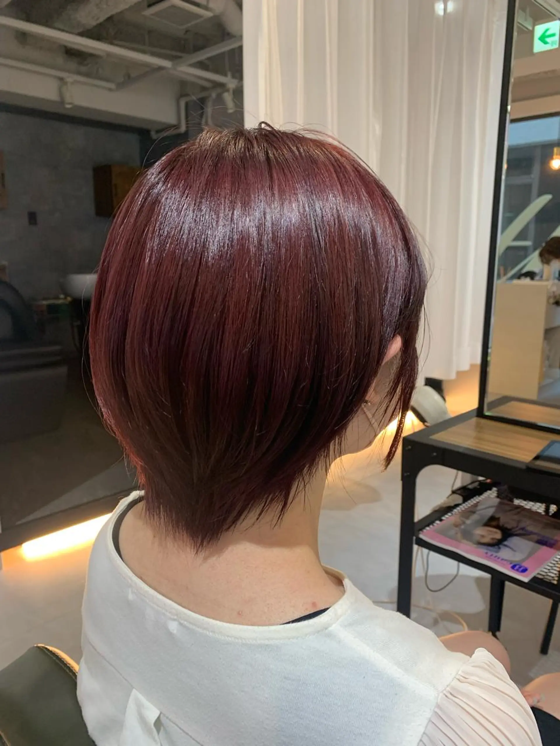 ショート カラー レッドカラー バイオレットカラー まるおか あやかのヘアスタイル