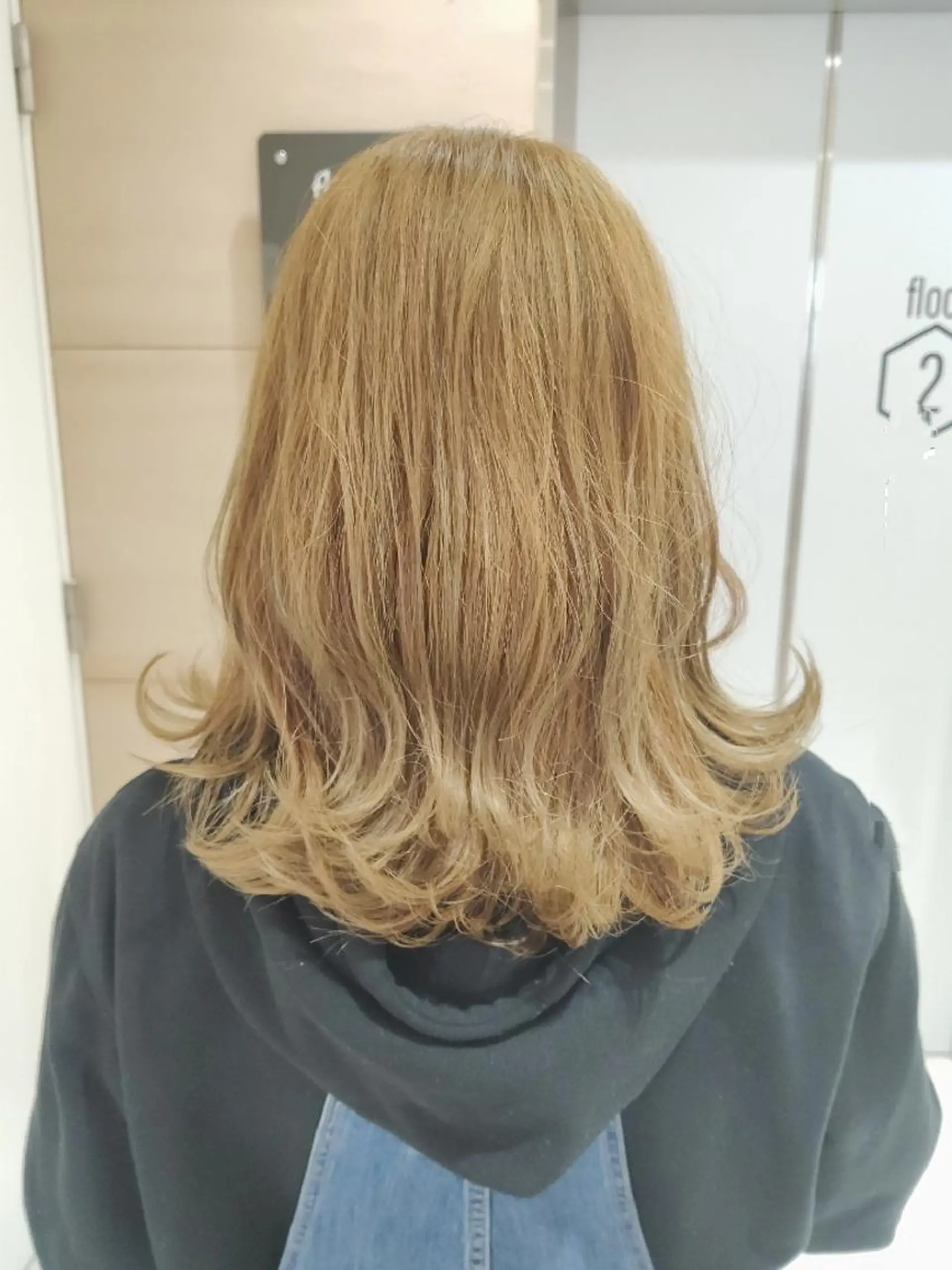 ミディアム カラー ベージュカラー ブリーチ ブロンド ブロンドベージュ 伊藤 瞭のヘアスタイル