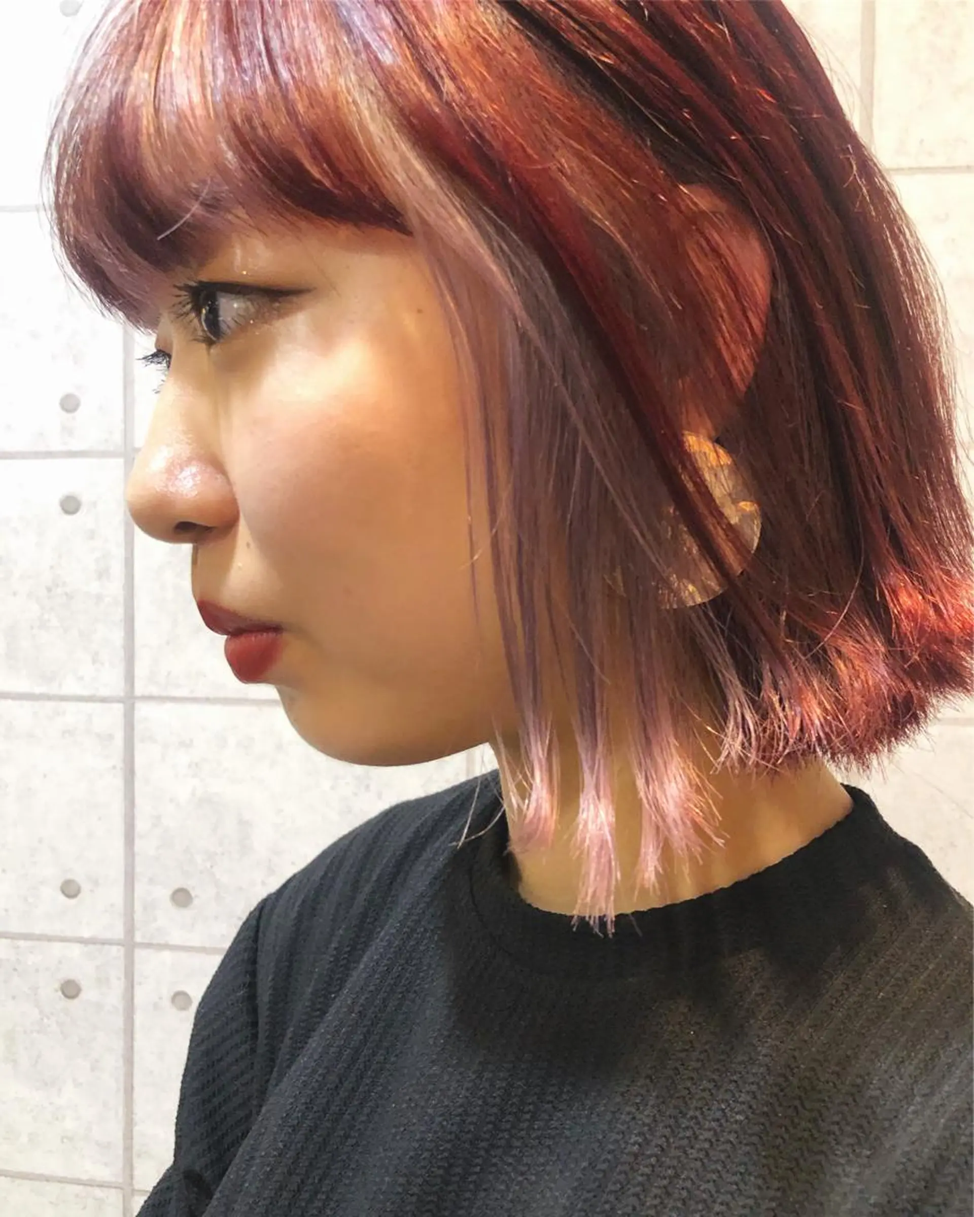 ショート カラー インナーカラー パープルカラー レッドカラー 西本 夏美のヘアスタイル