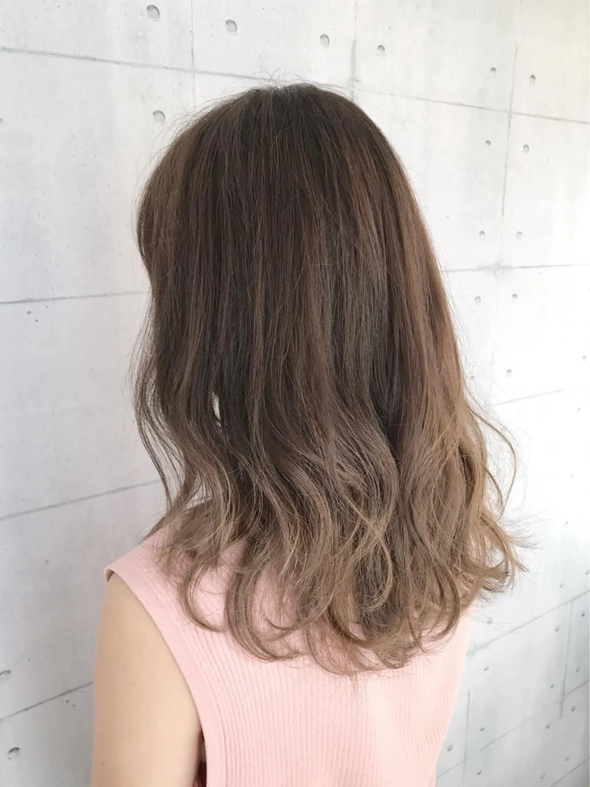 ミディアム カラー ベージュカラー ブリーチ グラデーションカラー 高木 麻知子のヘアスタイル