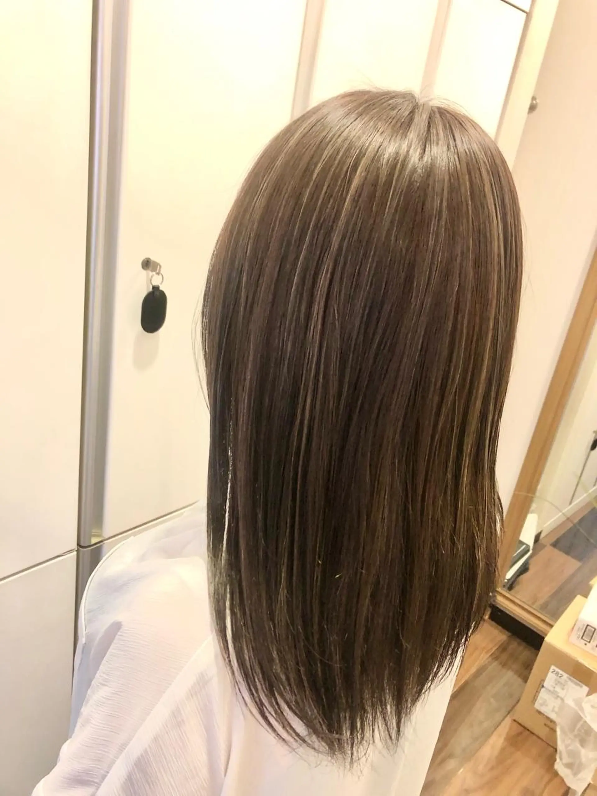 ロング カラー グレージュ ハイライトカラー ハイライト ヘアカラー 新井 友菜のヘアスタイル
