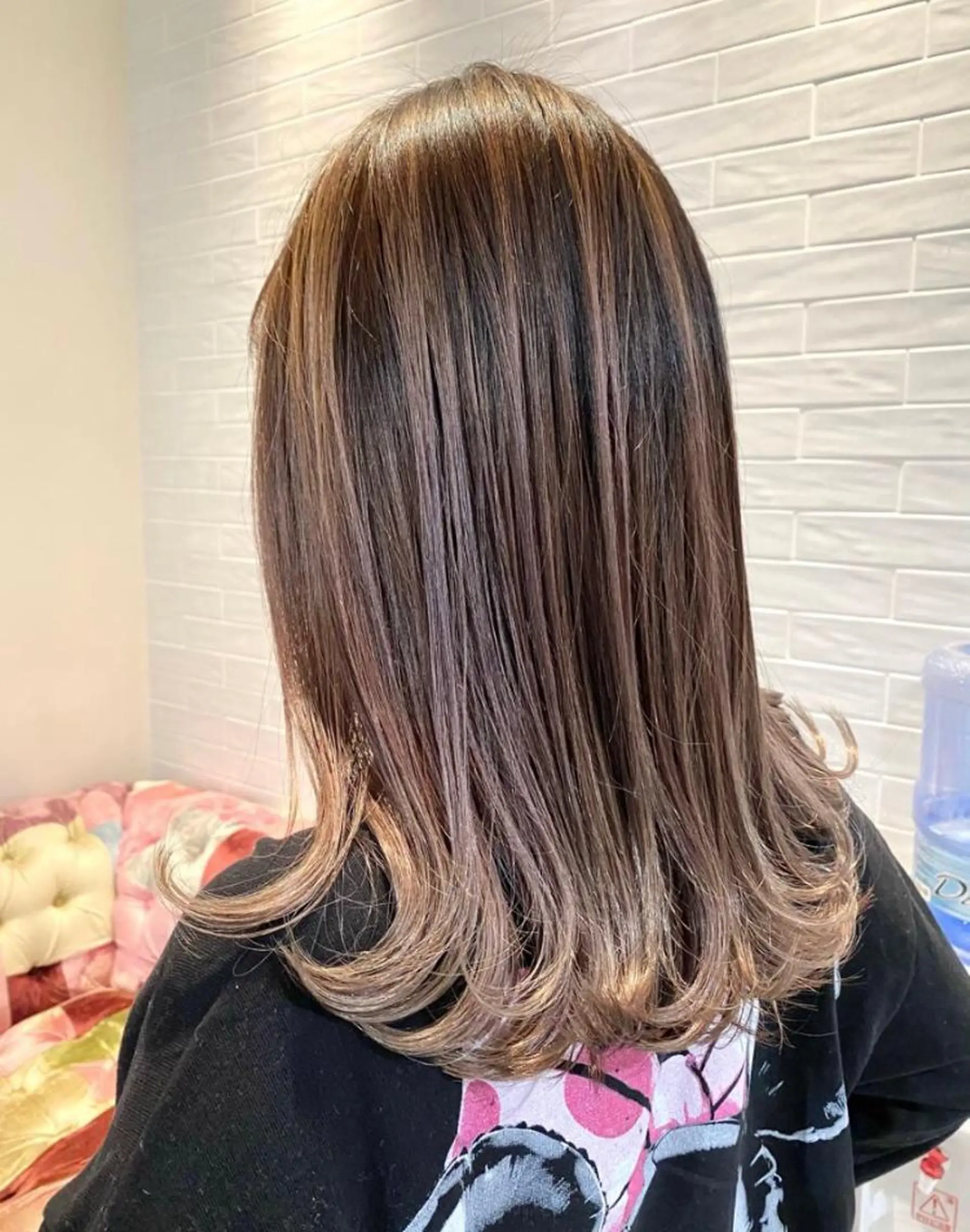 セミロング カラー バレイヤージュ レイヤーカット tomoka 推しカラーのヘアスタイル