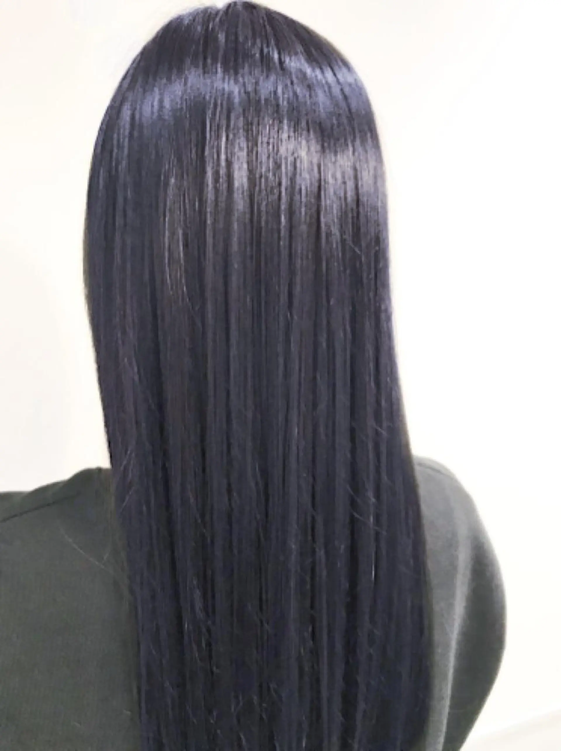 ロング カラー 黒髪 ネイビーカラー トリートメント 酸熱トリートメント ヘアカラー トリートメント やなせ かすみのヘアスタイル