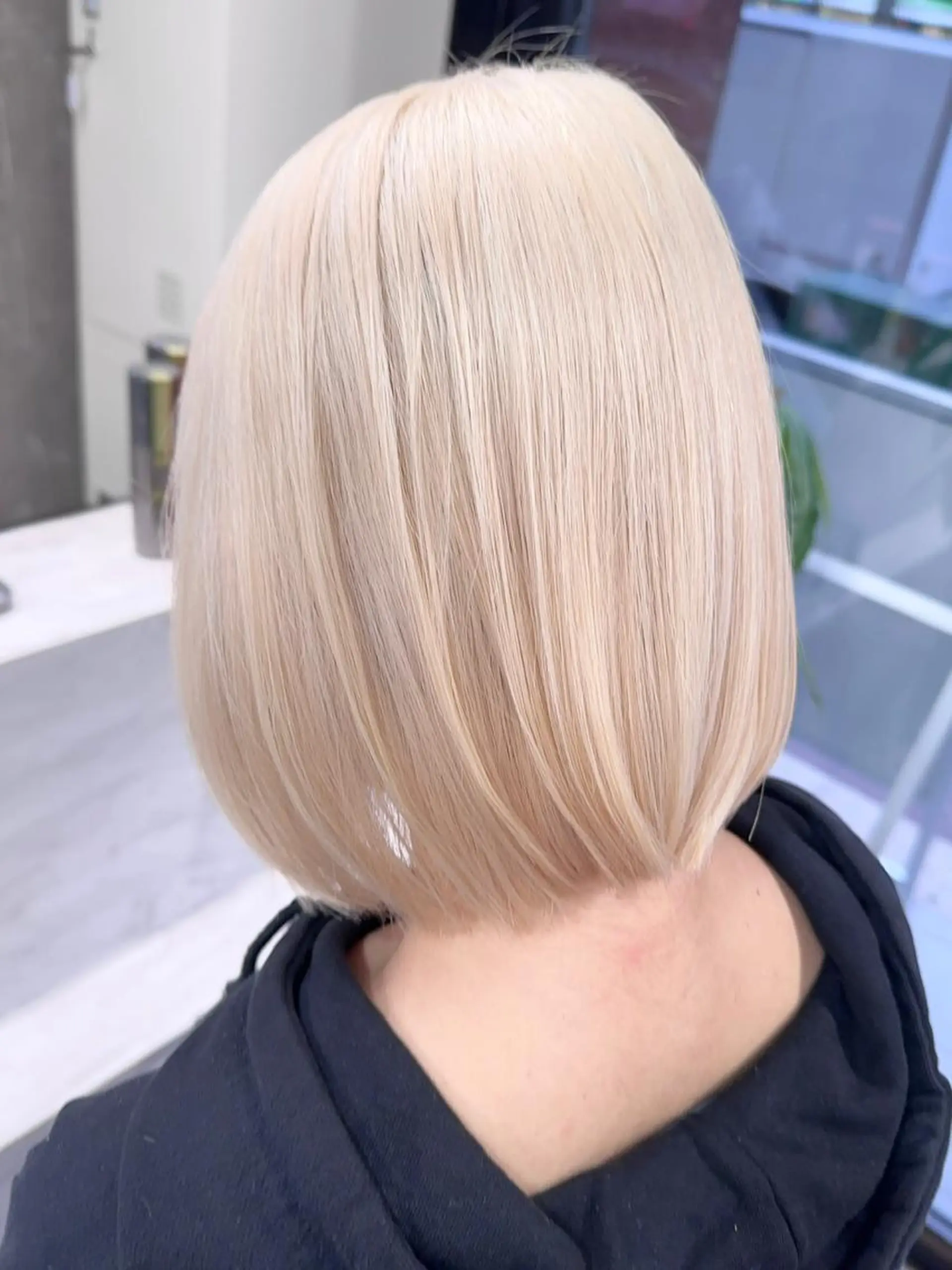 ショート 前髪カット🩶レイヤ ー🩶ハイトーン🩶のヘアスタイル