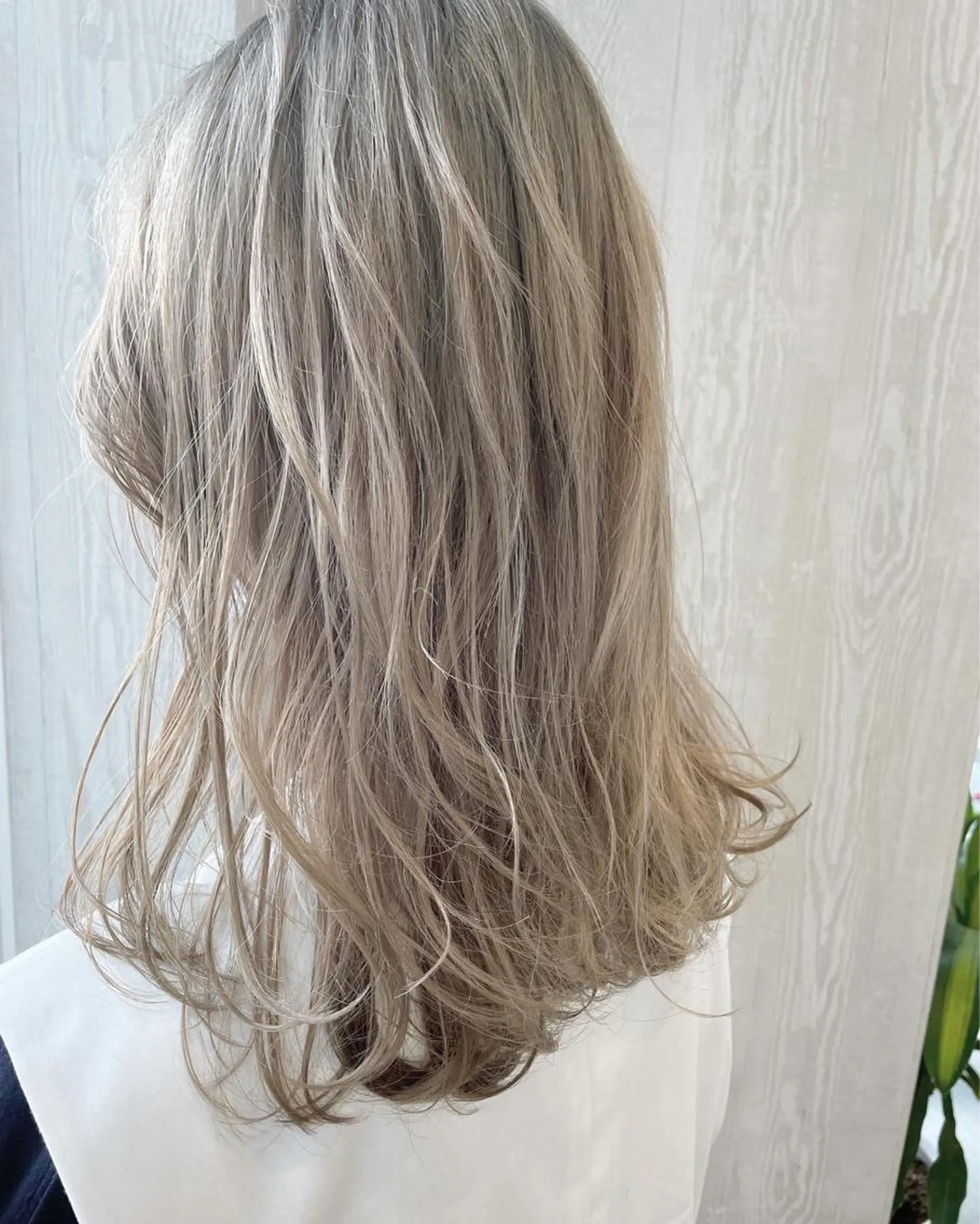 セミロング カラー アッシュ ベージュカラー ブリーチ ハイトーンカラー ホワイトベージュ ヘアカラー トリートメント 河合秀明/ハイライト /インナーカラーのヘアスタイル
