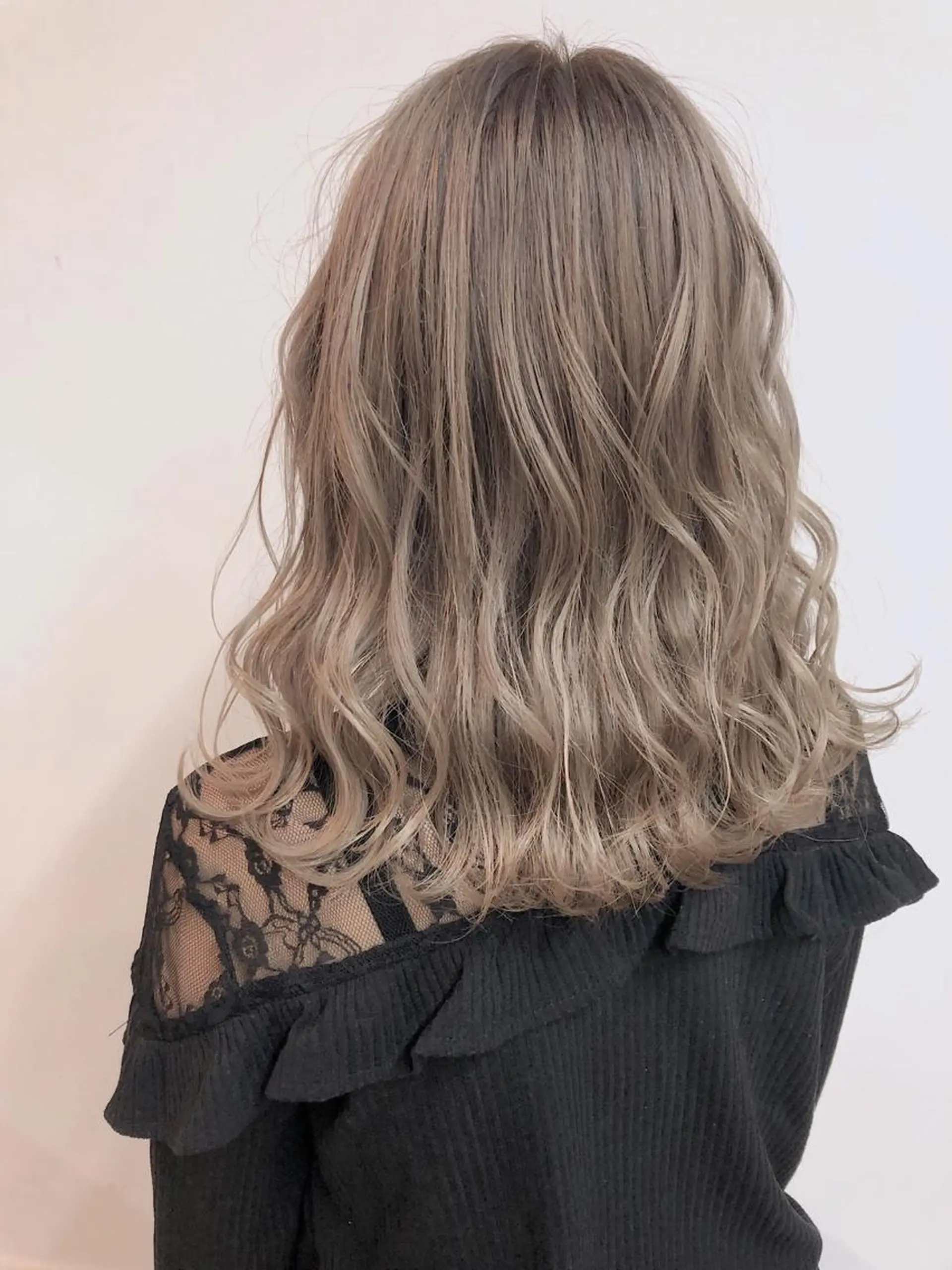 ショート カラー ベージュカラー シルバー シルバーベージュ カットが得意 🫧ショートボブ🫧のヘアスタイル