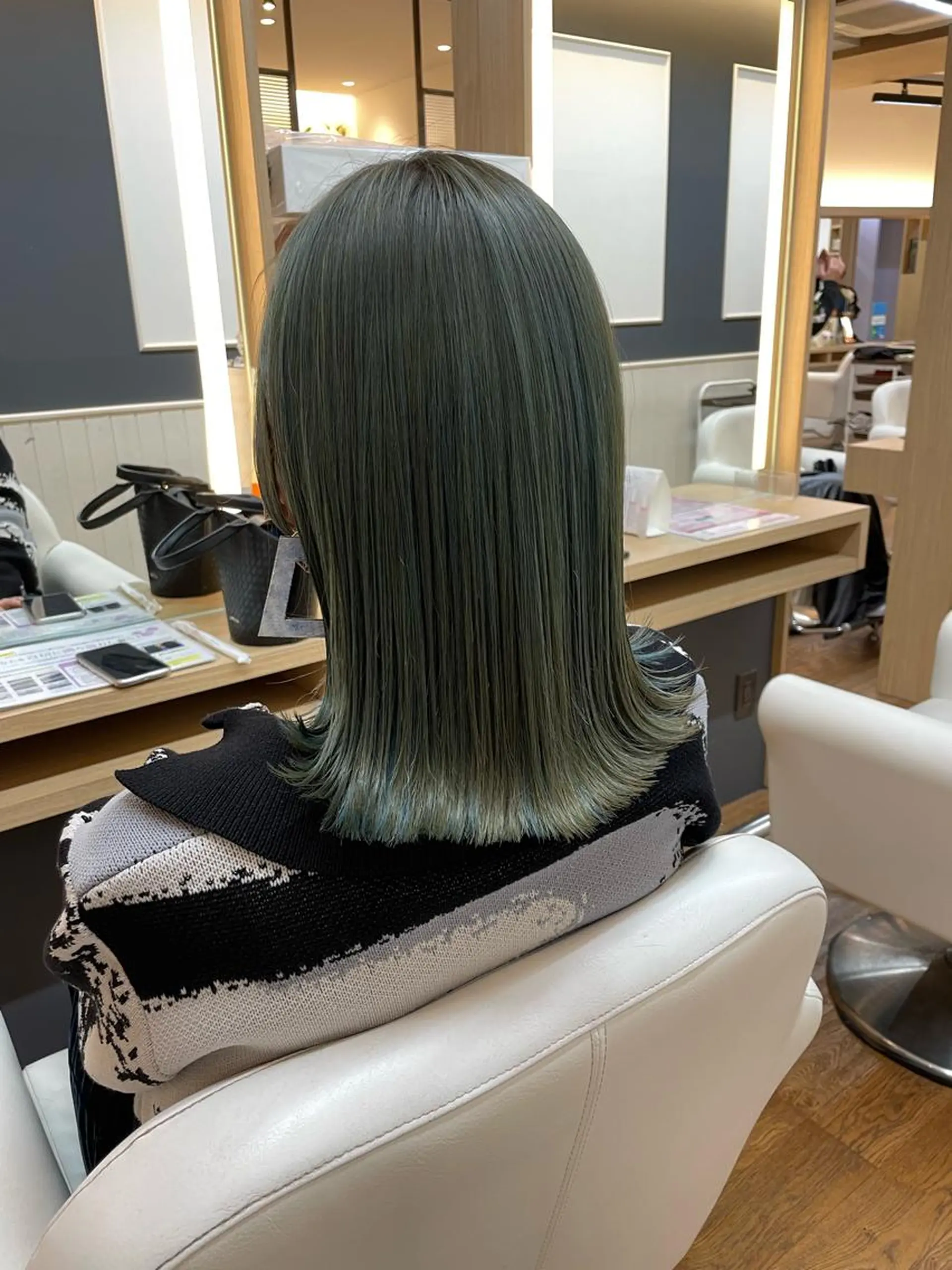 ミディアム カラー ヘアアレンジ ブリーチ オリーブグレー ヘアカラー トリートメント 韓国ヘア sasugaのヘアスタイル