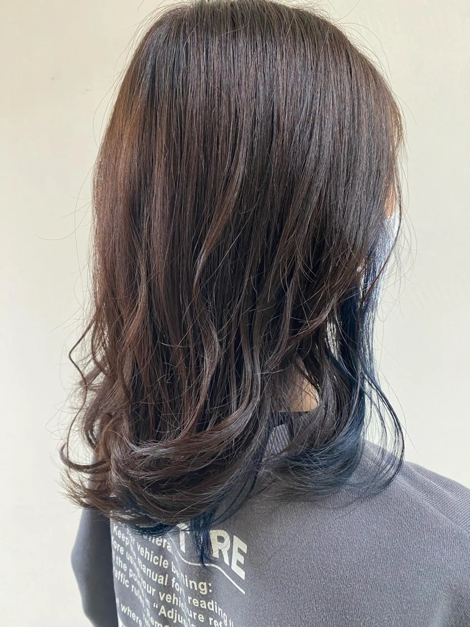 ミディアム カラー ブリーチ インナーカラー 岡田 真弥のヘアスタイル