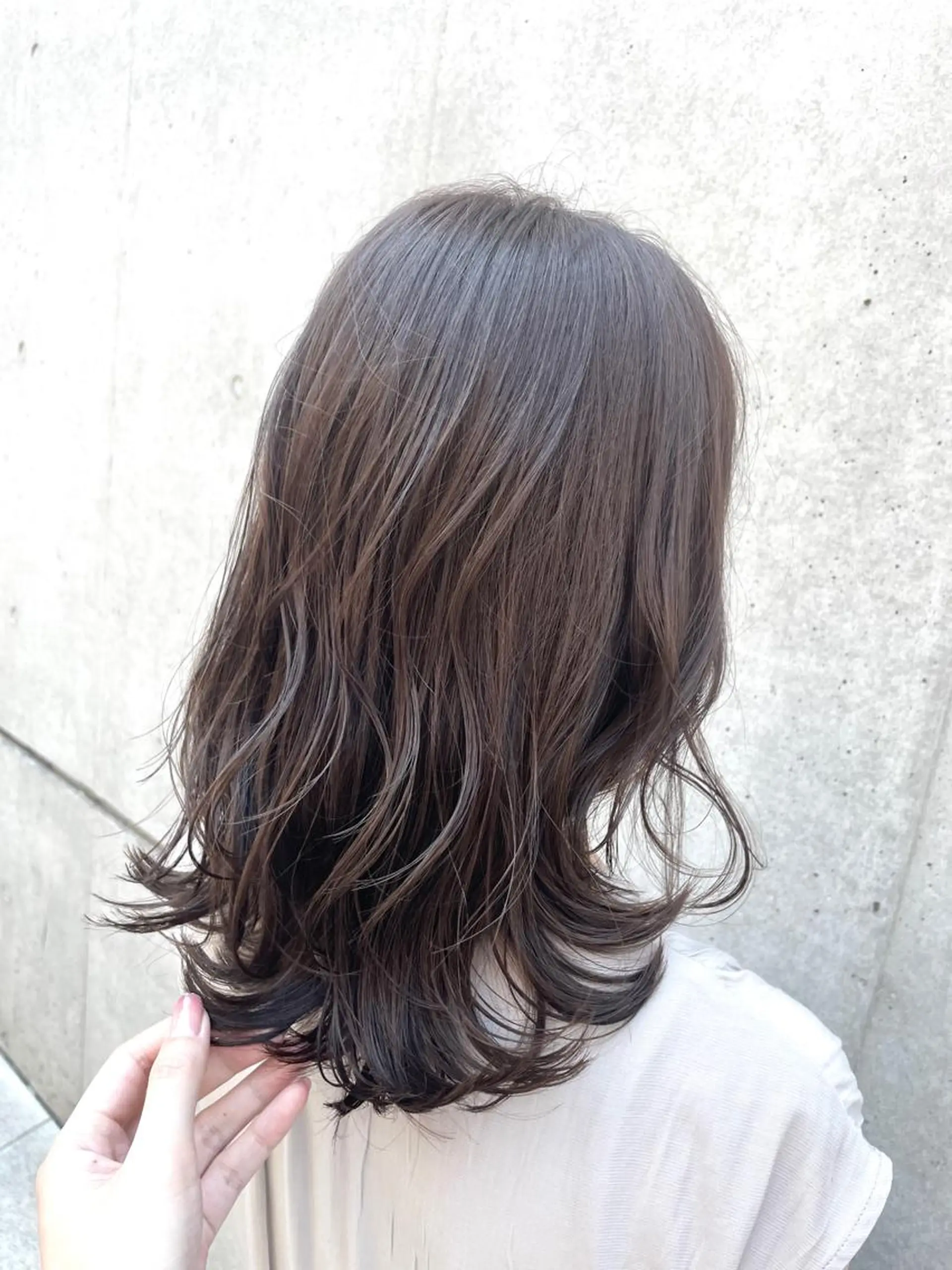 ミディアム カラー ブリーチ ブリーチなしカラー レイヤーカット 外ハネヘア カット ヘアカラー トリートメント BEBE所属・ブリーチなし 透明感カラーKANAのヘアスタイル