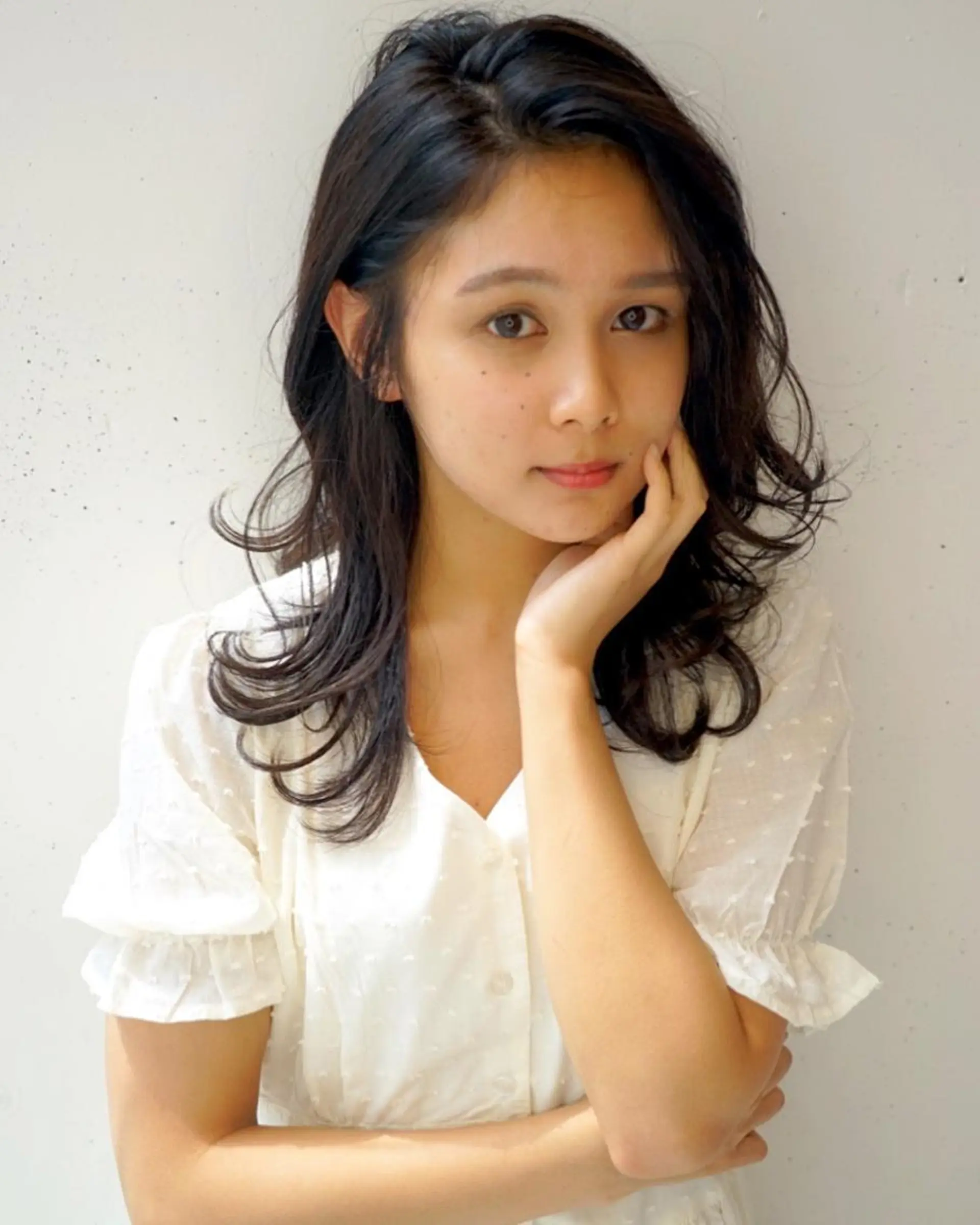 ミディアム カラー アッシュ ブルーカラー ブルーアッシュ レイヤーカット カット ヘアカラー トリートメント AILEE所属・ウルフカット レイヤーカット上柿のヘアスタイル