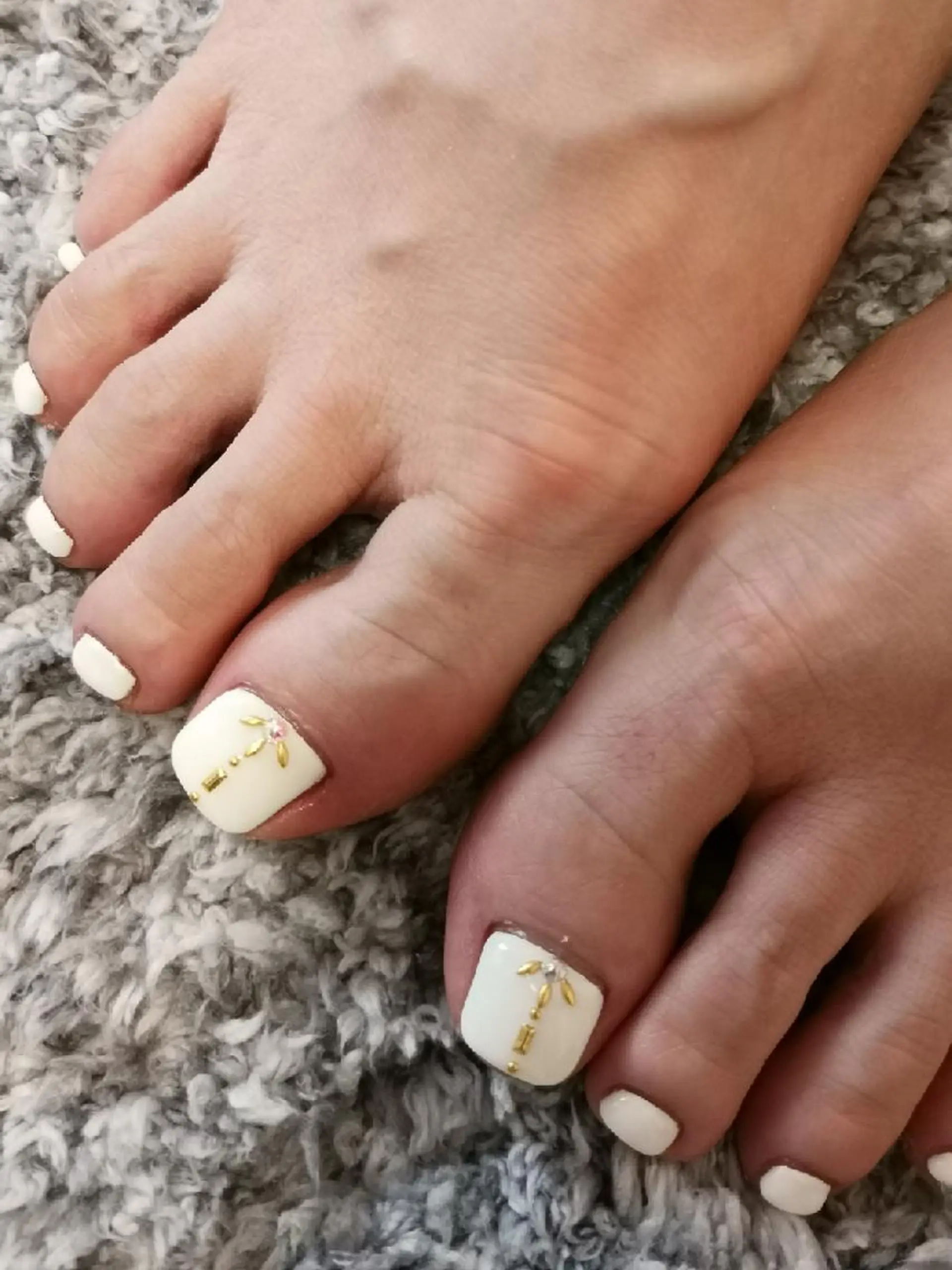 ネイル ゴールド ホワイト フットネイル 人気エリア💖完全個室【ルリエ】所属・ネイルサロン Lelienルリエのネイルデザイン