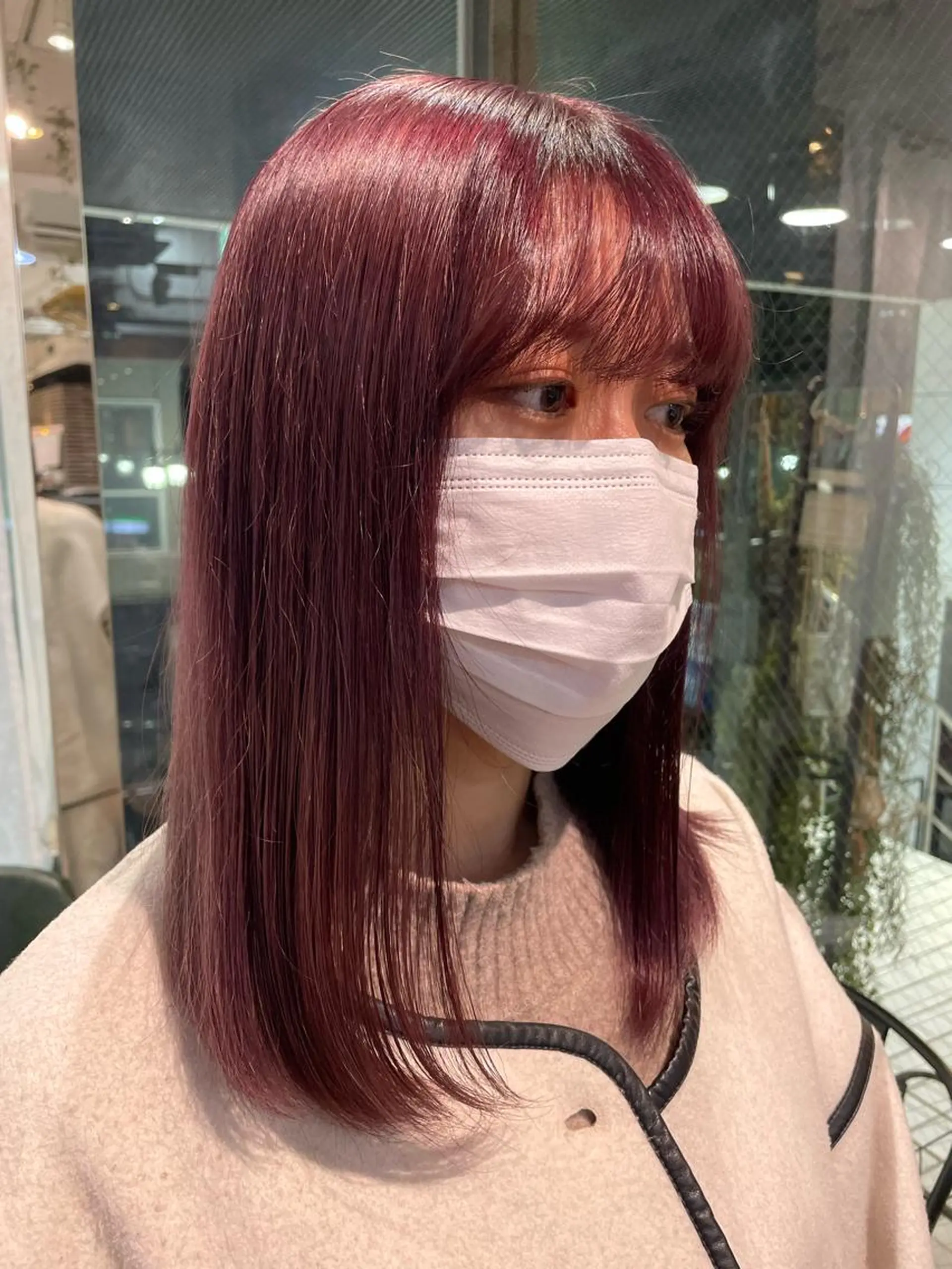 セミロング カラー レッドカラー ローズカラー イザワ アヤ🐇のヘアスタイル