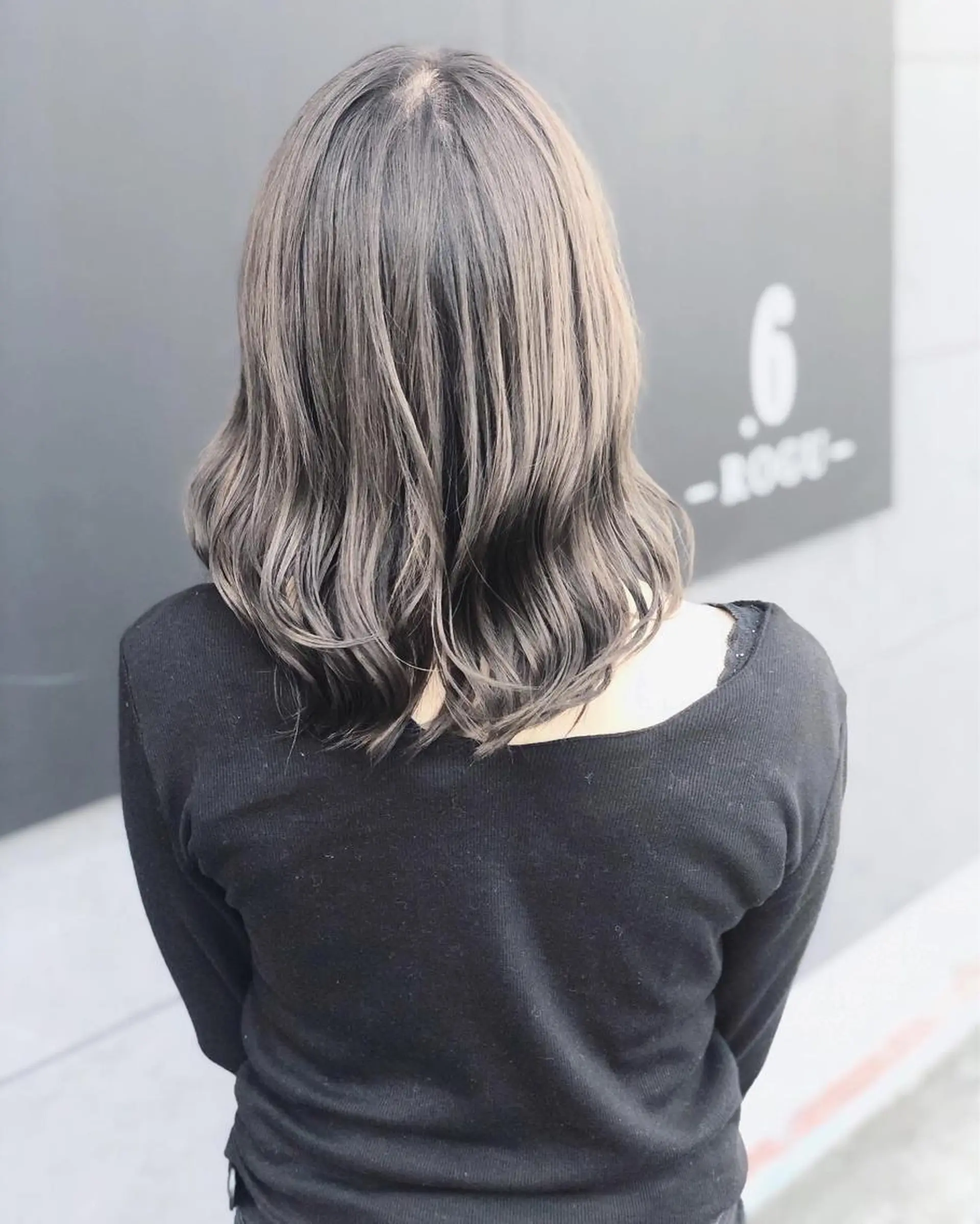 ミディアム アッシュ アッシュグレー アッシュグレージュ ハイライト ヘアカラー 柿本拓【全席完全個室 ログネオン】のヘアスタイル