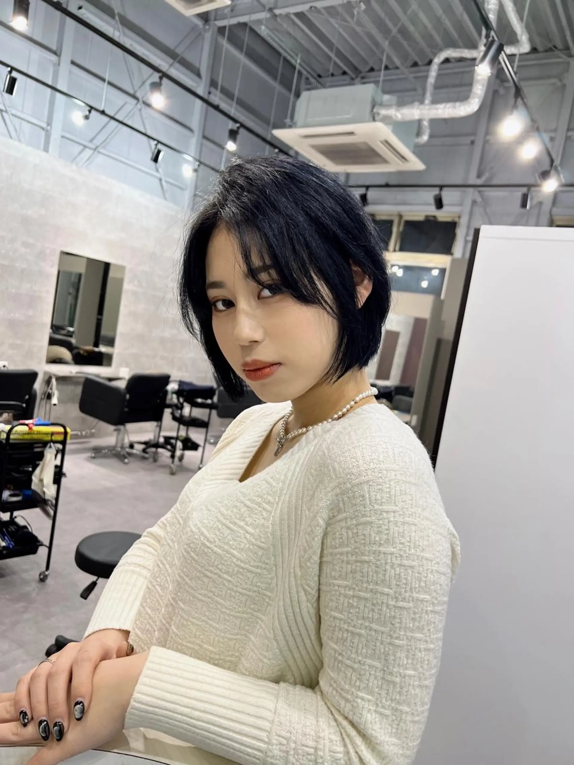 ショート カラー 黒髪 ブリーチ ブルーカラー ブルーブラック ケアブリーチ Via officialのヘアスタイル