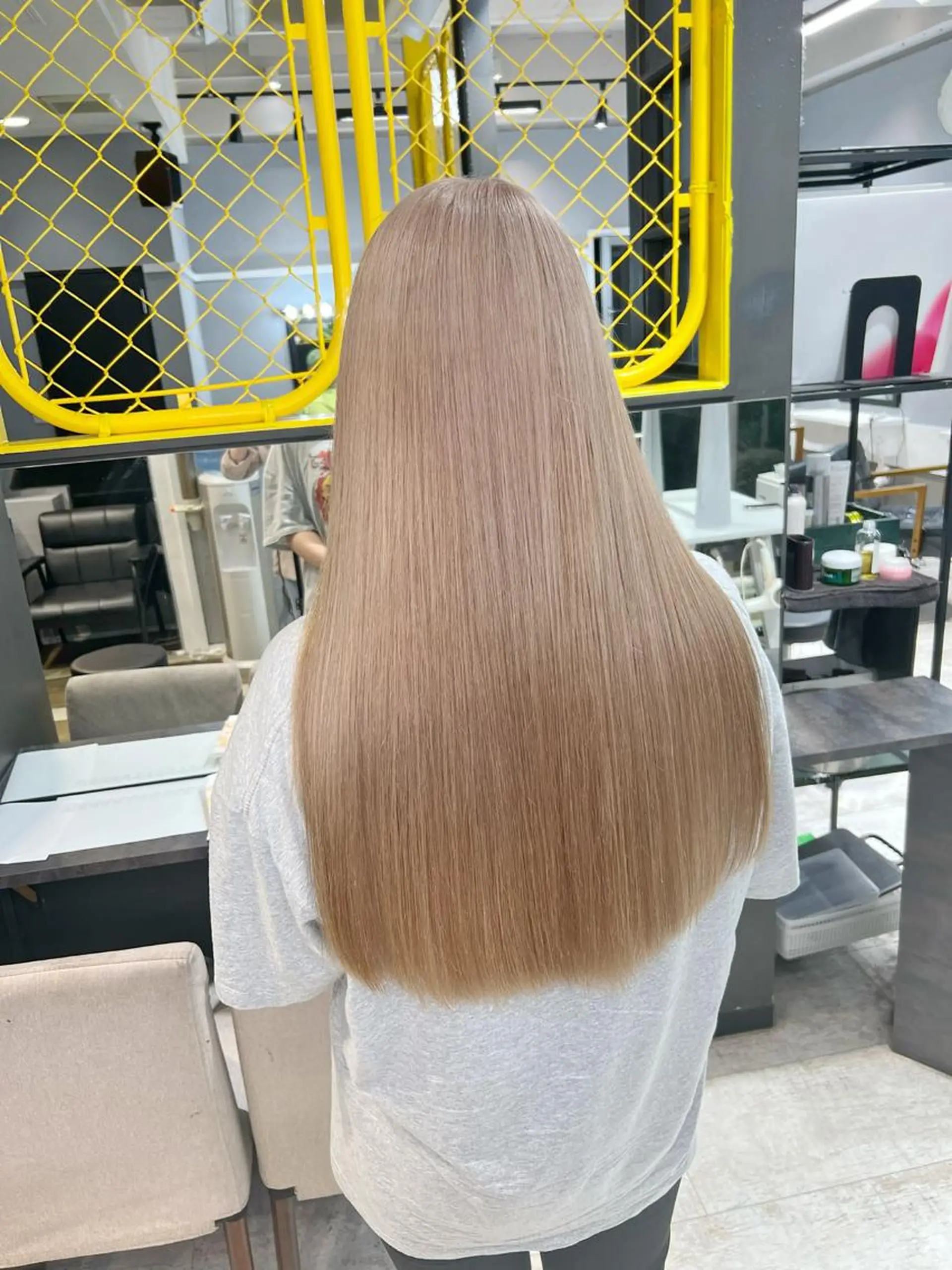 ロング ヘアカラー maya レイヤーカットのヘアスタイル