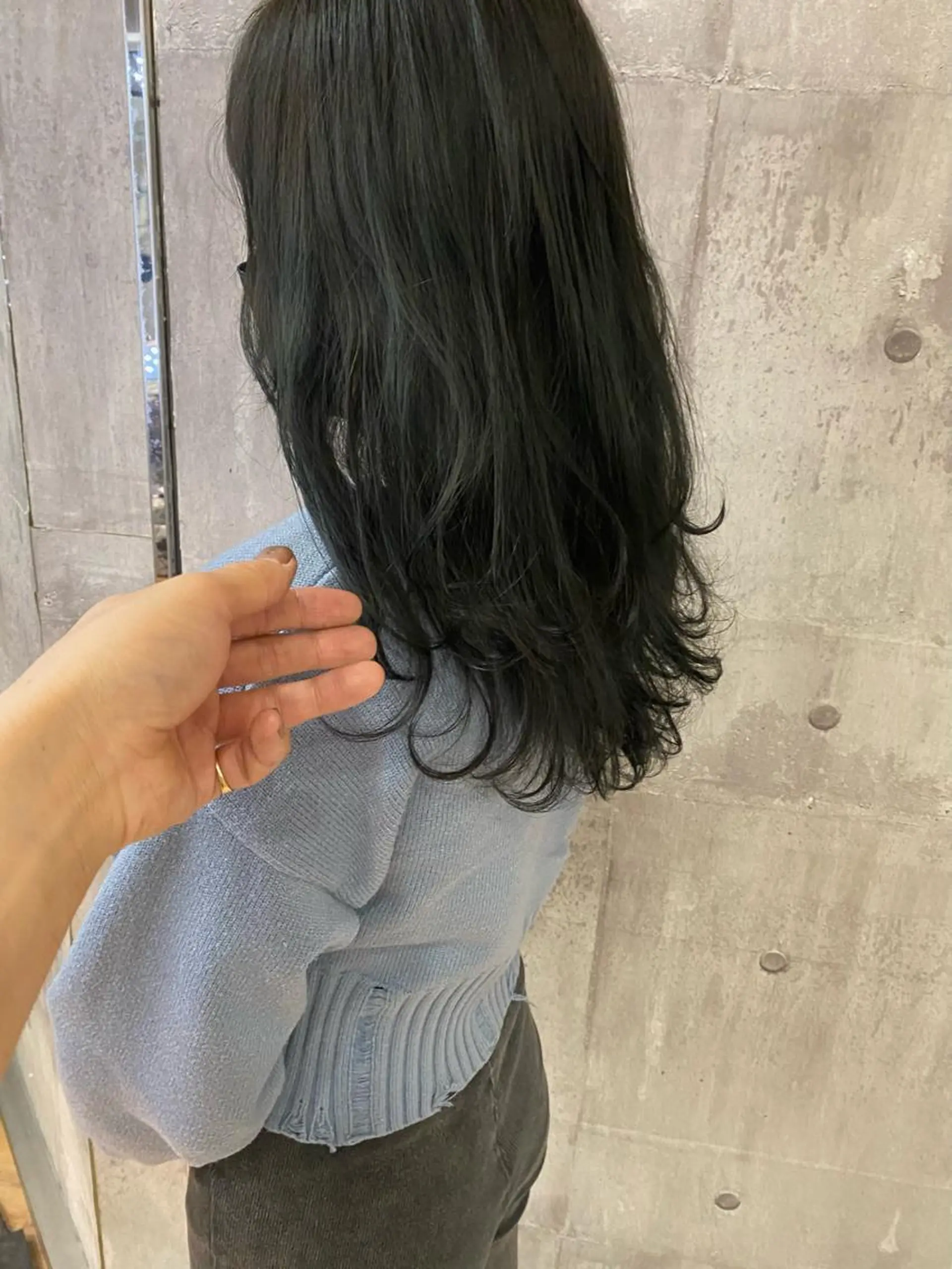 ミディアム カラー 黒髪 ブルーカラー ブルーブラック カット ヘアカラー トリートメント 髪質改善ｶﾗｰ ｹｱﾌﾞﾘｰﾁ/ﾀﾑのヘアスタイル